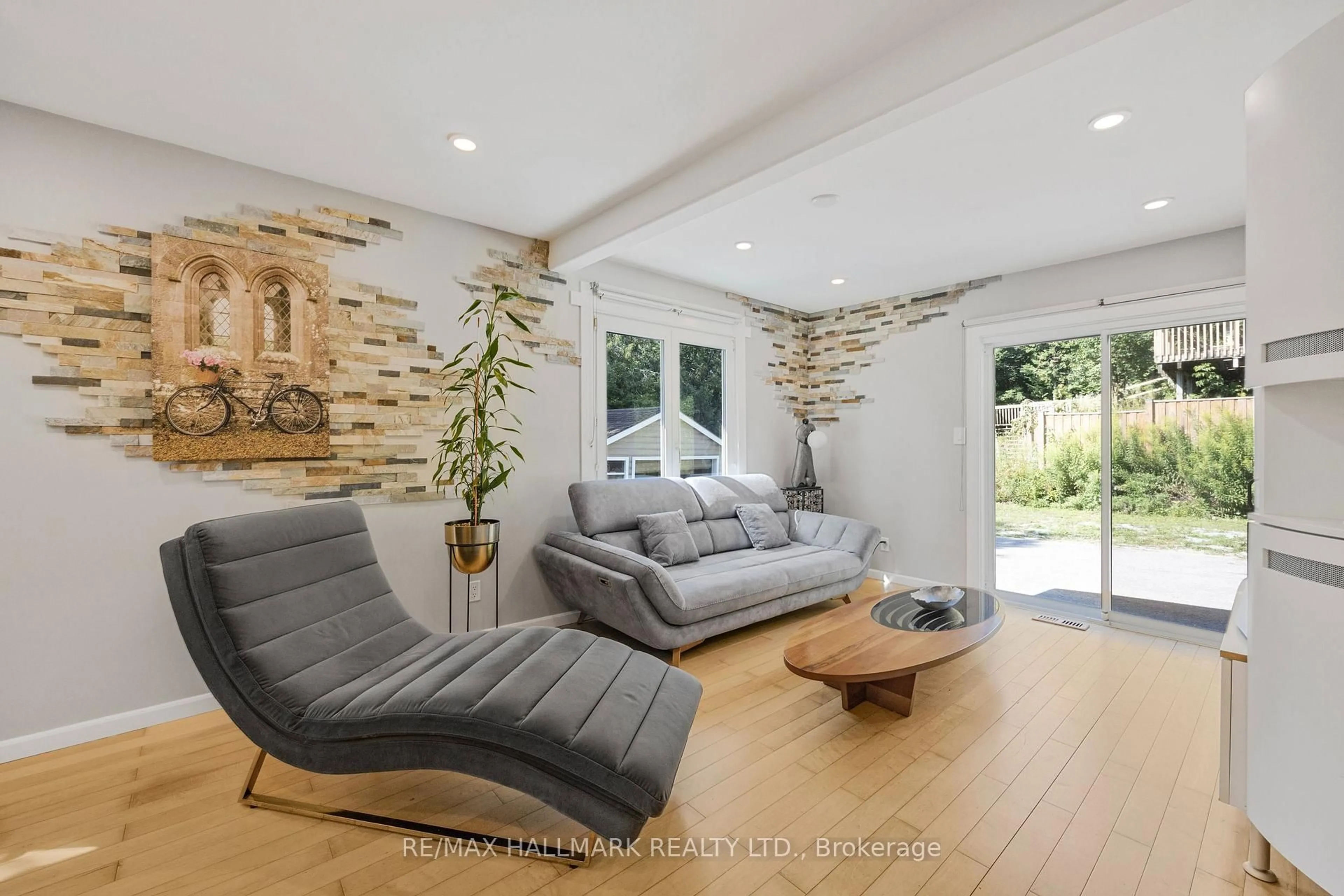 Living room with furniture, unknown for 31 Mitchell Ave, Whitchurch-Stouffville Ontario L4A 7X3