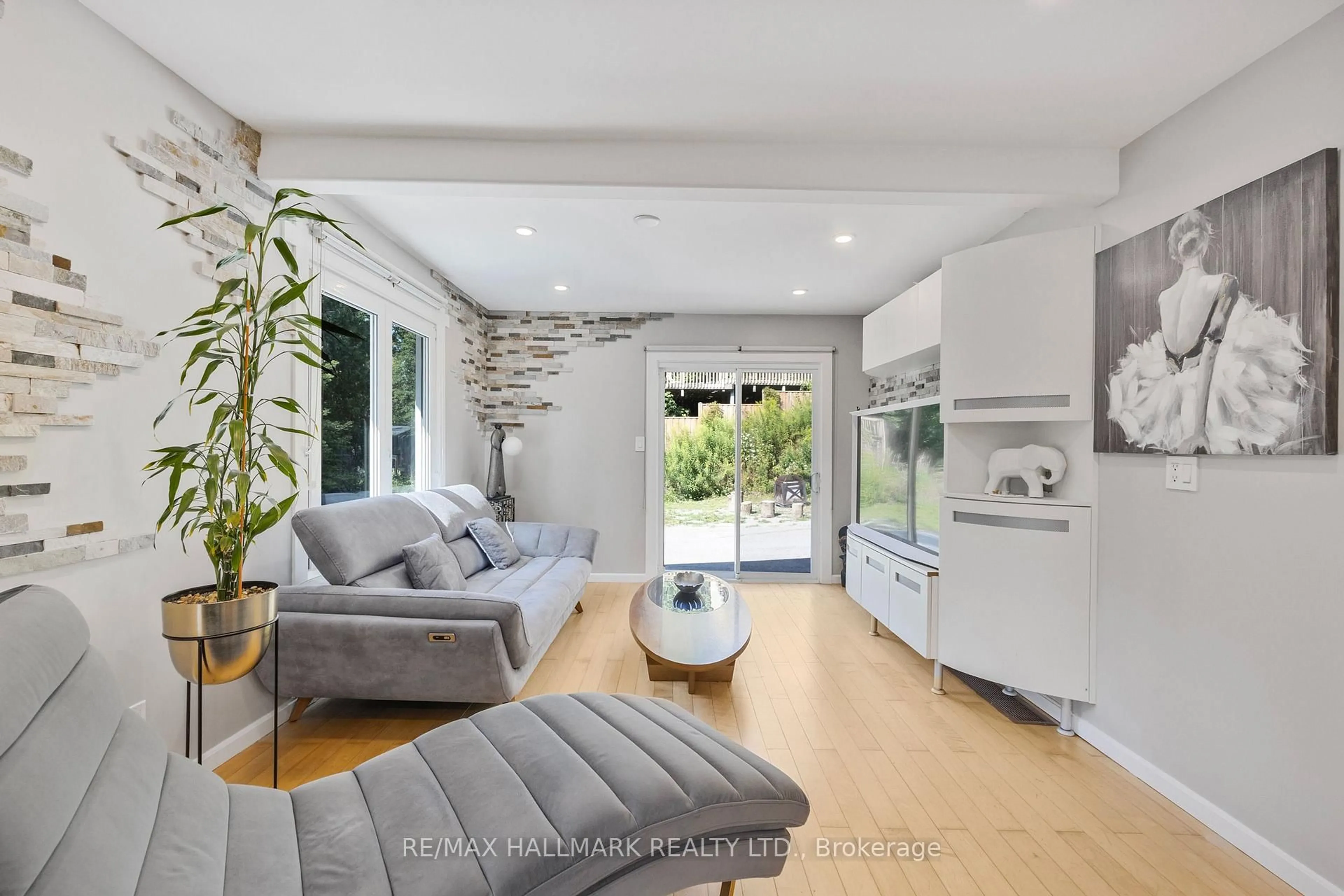 Living room with furniture, unknown for 31 Mitchell Ave, Whitchurch-Stouffville Ontario L4A 7X3