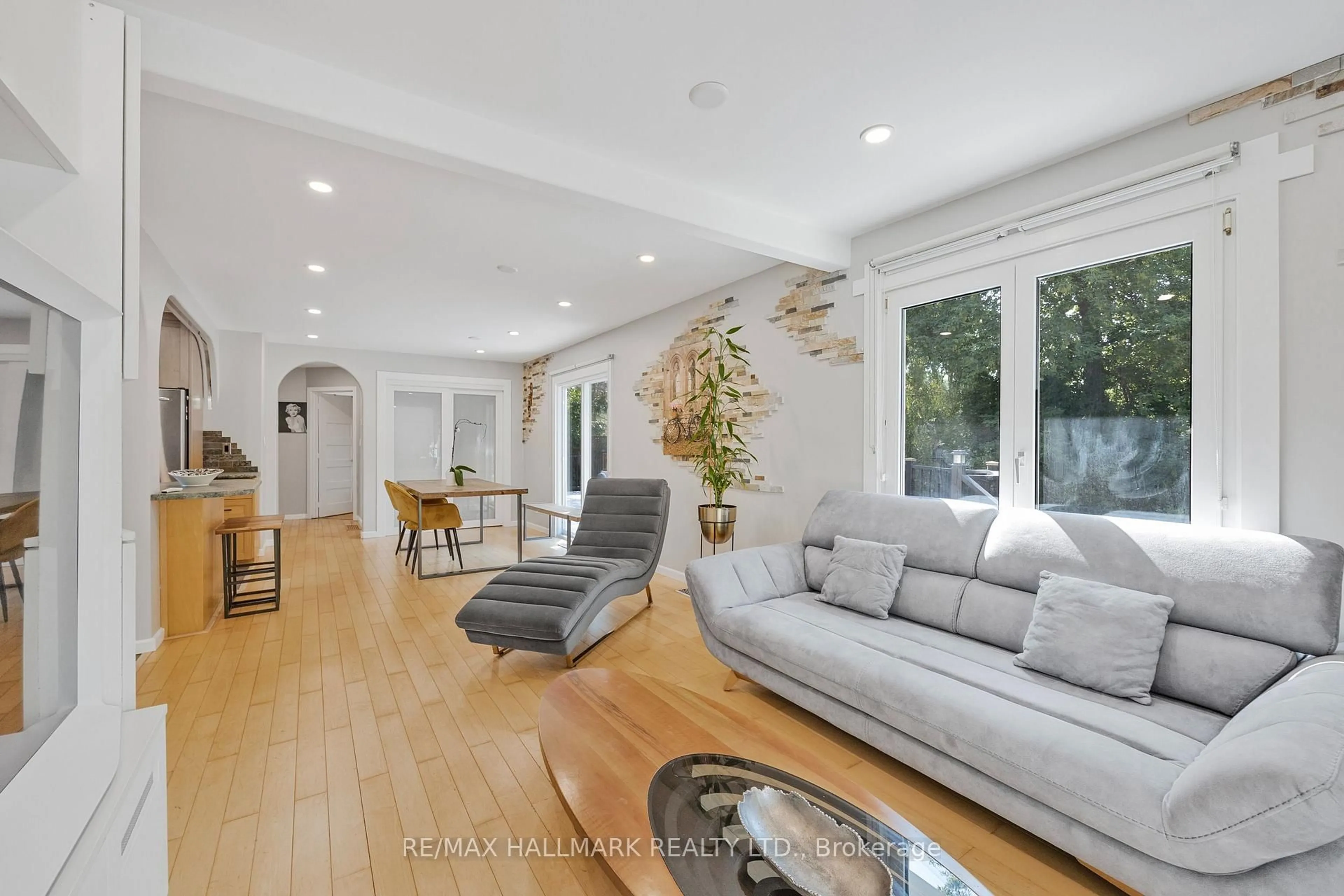 Living room with furniture, unknown for 31 Mitchell Ave, Whitchurch-Stouffville Ontario L4A 7X3