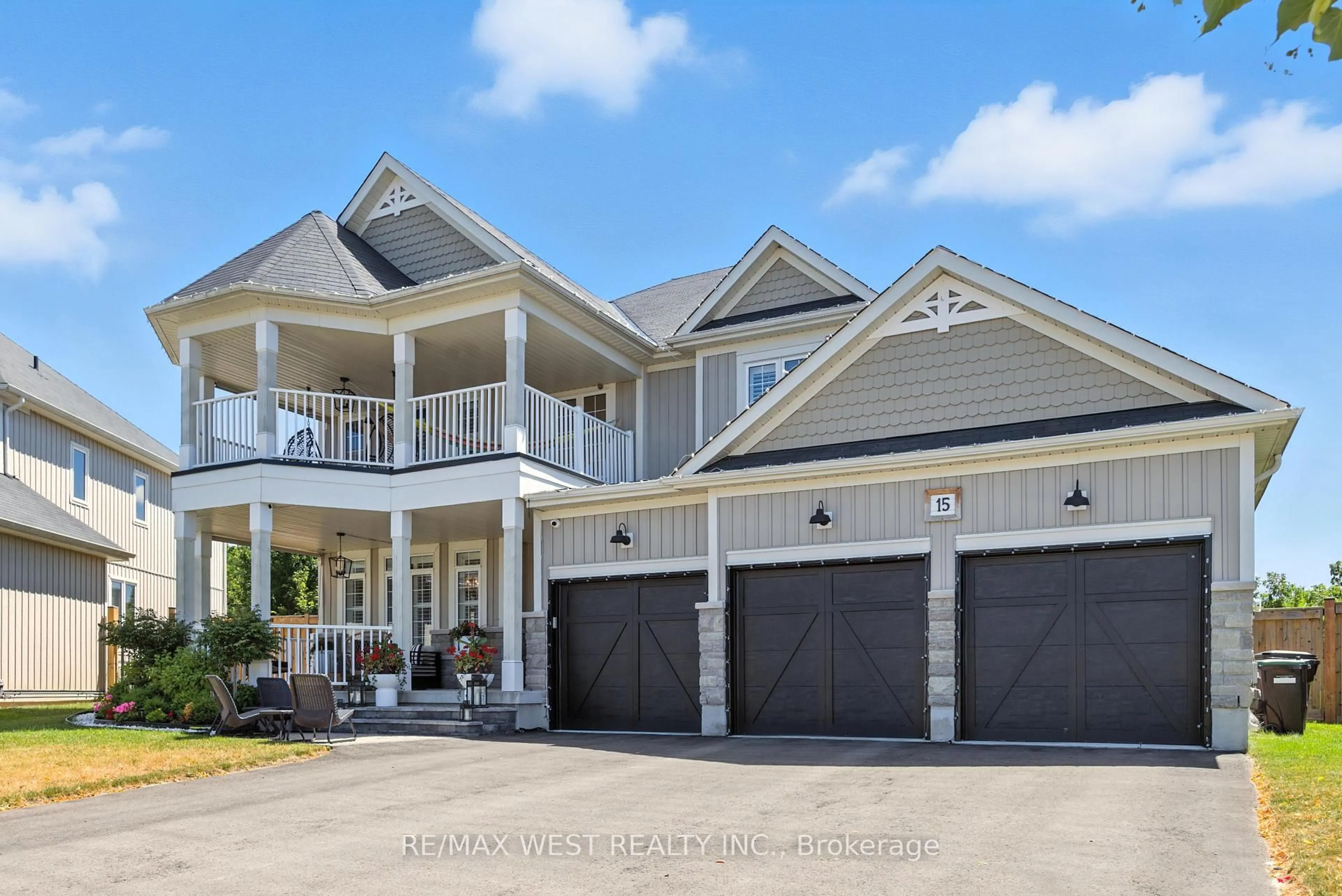 Home with vinyl exterior material, unknown for 15 Dunn Crt, Essa Ontario L0M 1B5