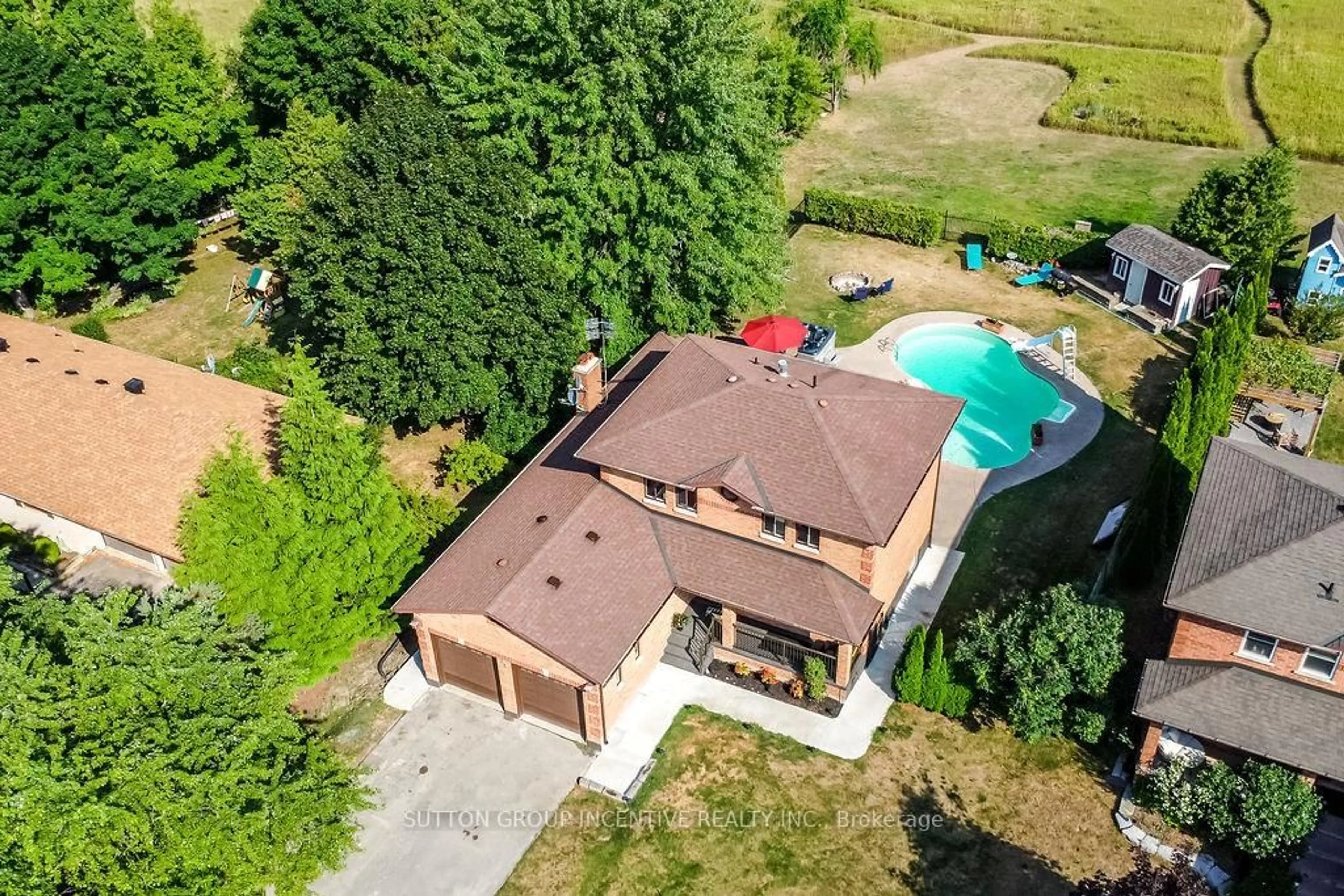 A pic from outside/outdoor area/front of a property/back of a property/a pic from drone, building for 32 Church St, Innisfil Ontario L0L 1L0