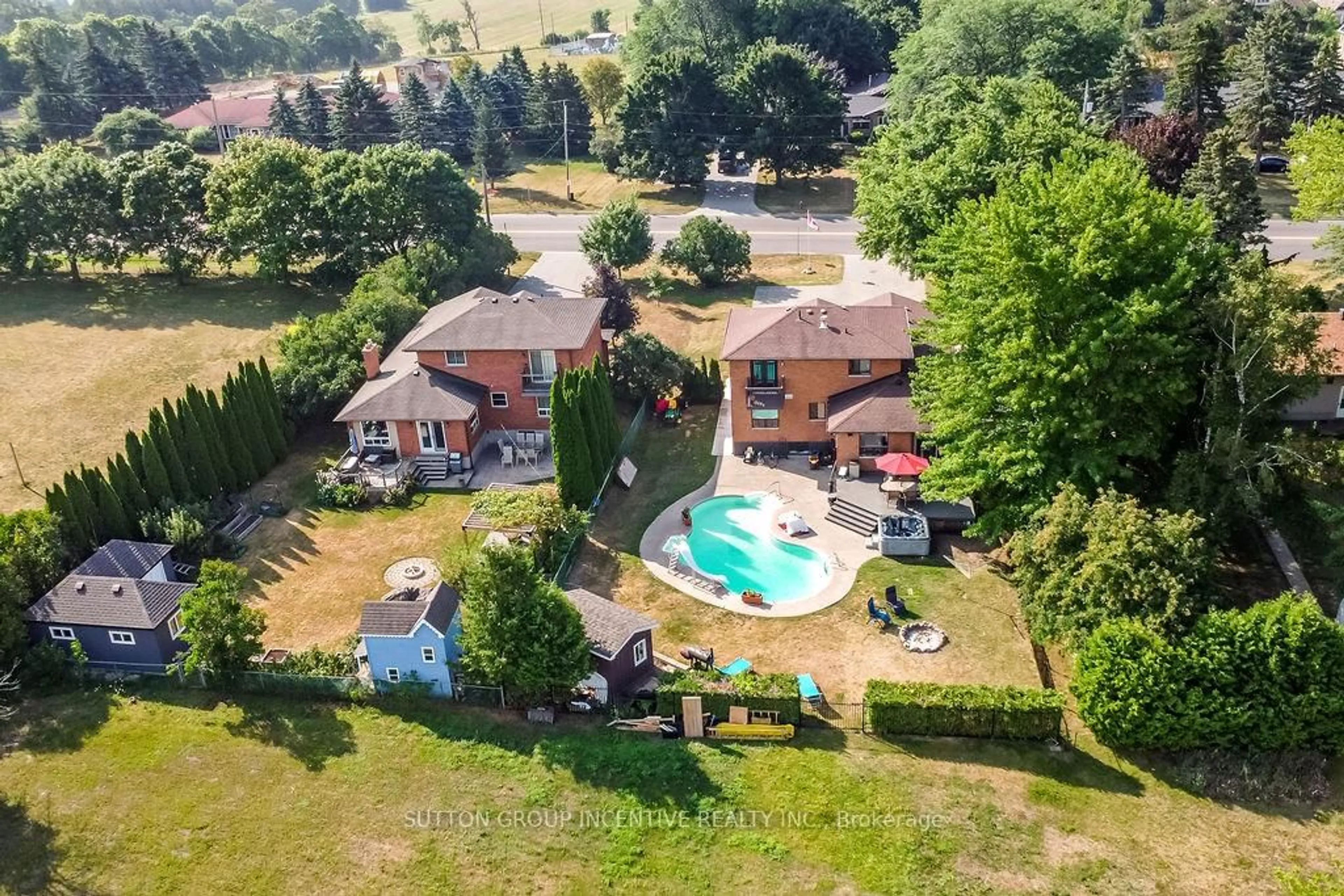 A pic from outside/outdoor area/front of a property/back of a property/a pic from drone, unknown for 32 Church St, Innisfil Ontario L0L 1L0