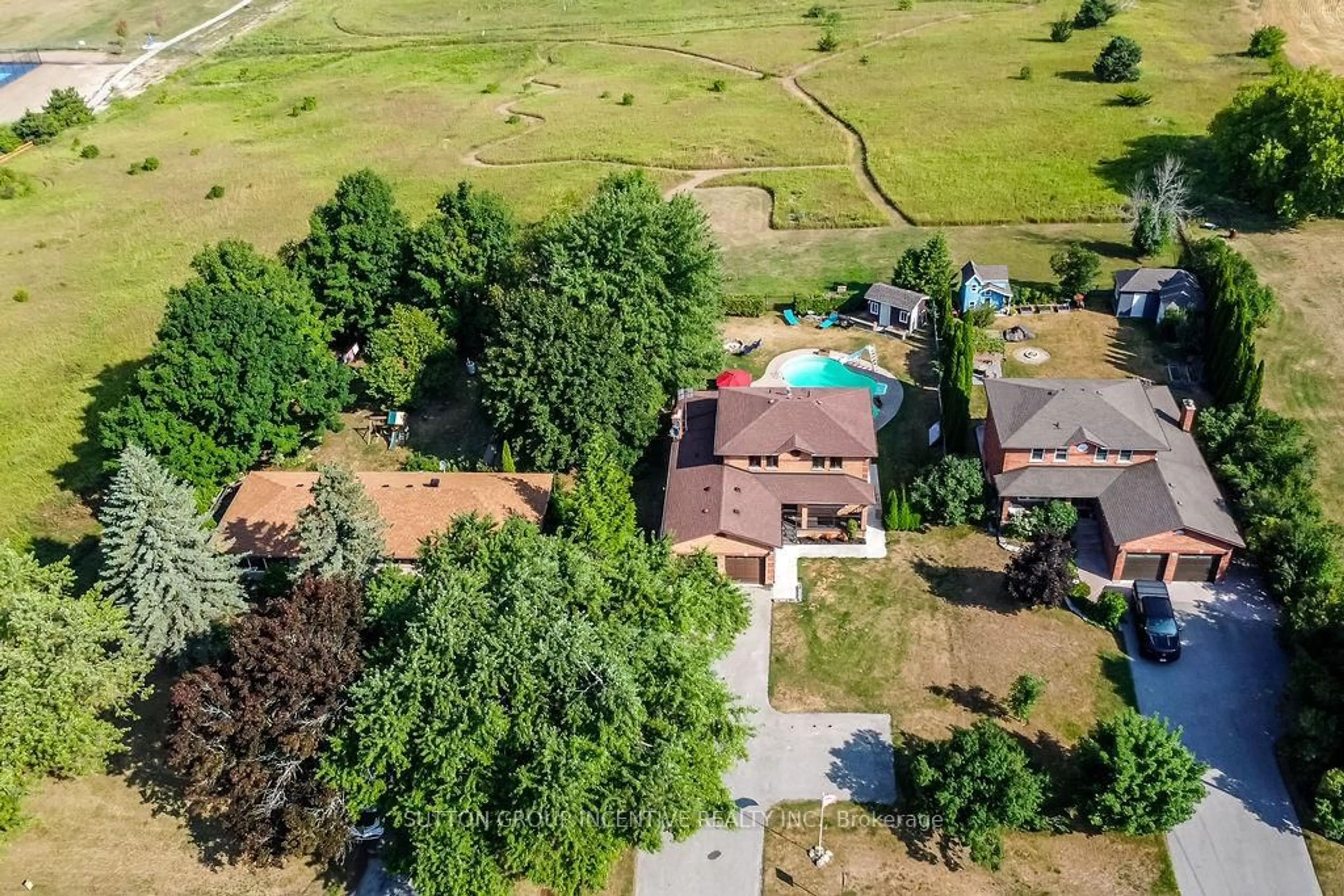 A pic from outside/outdoor area/front of a property/back of a property/a pic from drone, unknown for 32 Church St, Innisfil Ontario L0L 1L0