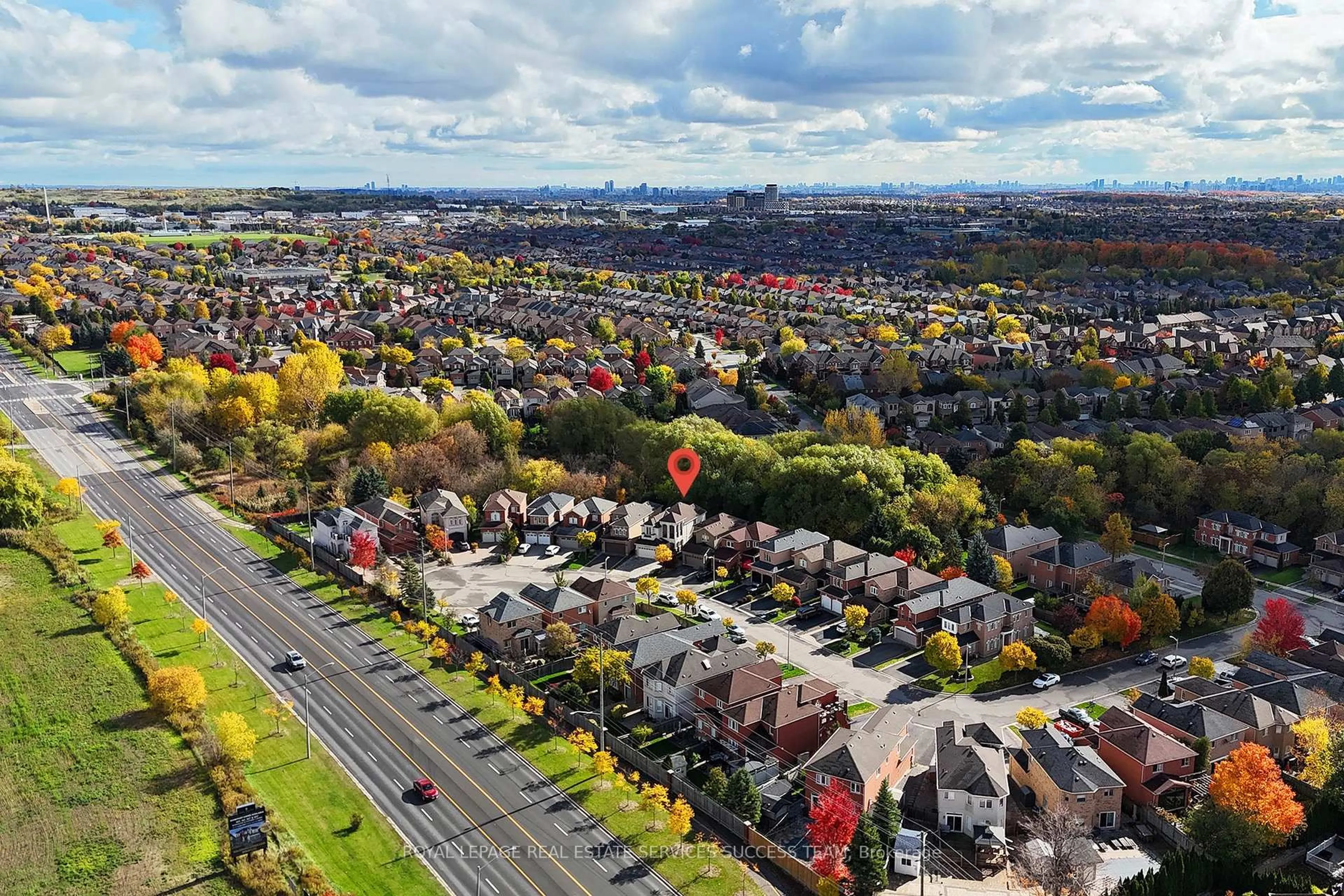 A pic from outside/outdoor area/front of a property/back of a property/a pic from drone, street for 49 Cooper creek Crt, Vaughan Ontario L6A 2S4