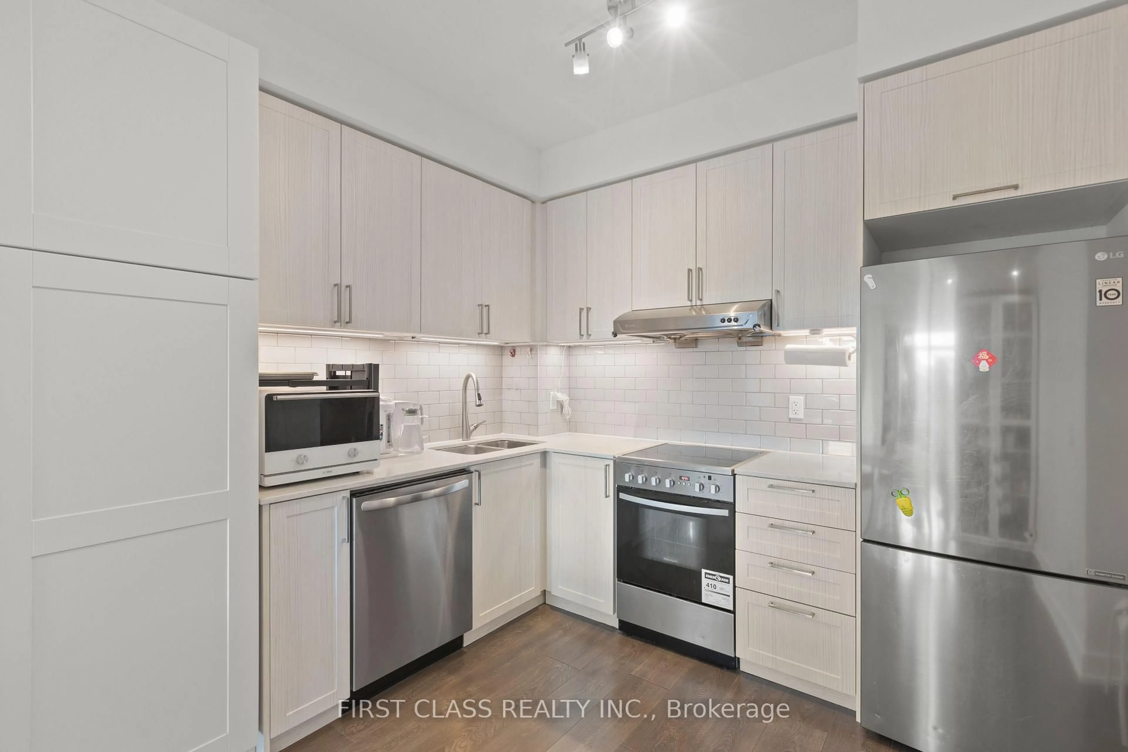 Standard kitchen, unknown for 268 Buchanan Dr #615W, Markham Ontario L3R 8G9