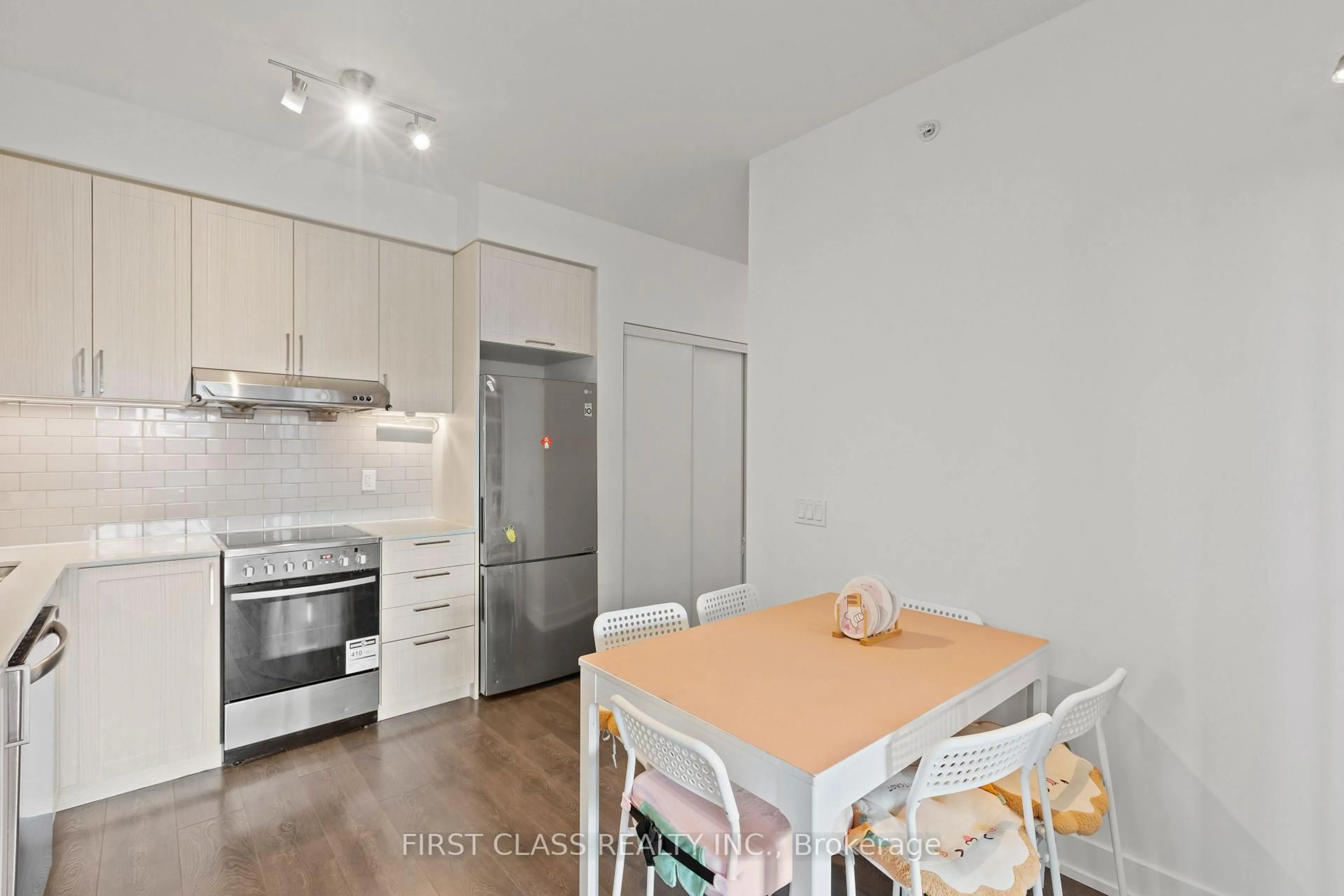 Standard kitchen, unknown for 268 Buchanan Dr #615W, Markham Ontario L3R 8G9