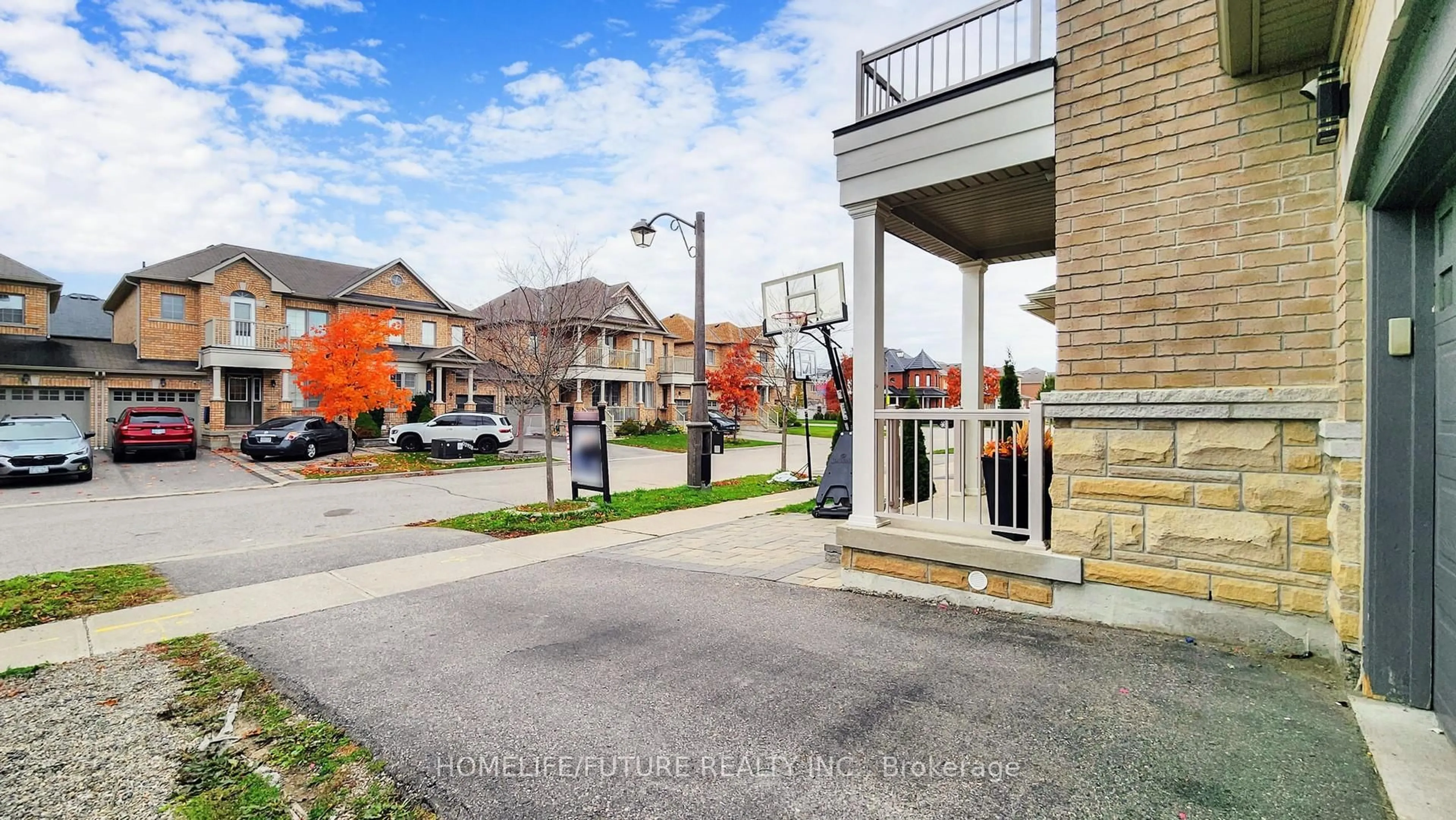 Patio, street for 105 Juglans Cres, Whitchurch-Stouffville Ontario L4A 1S5