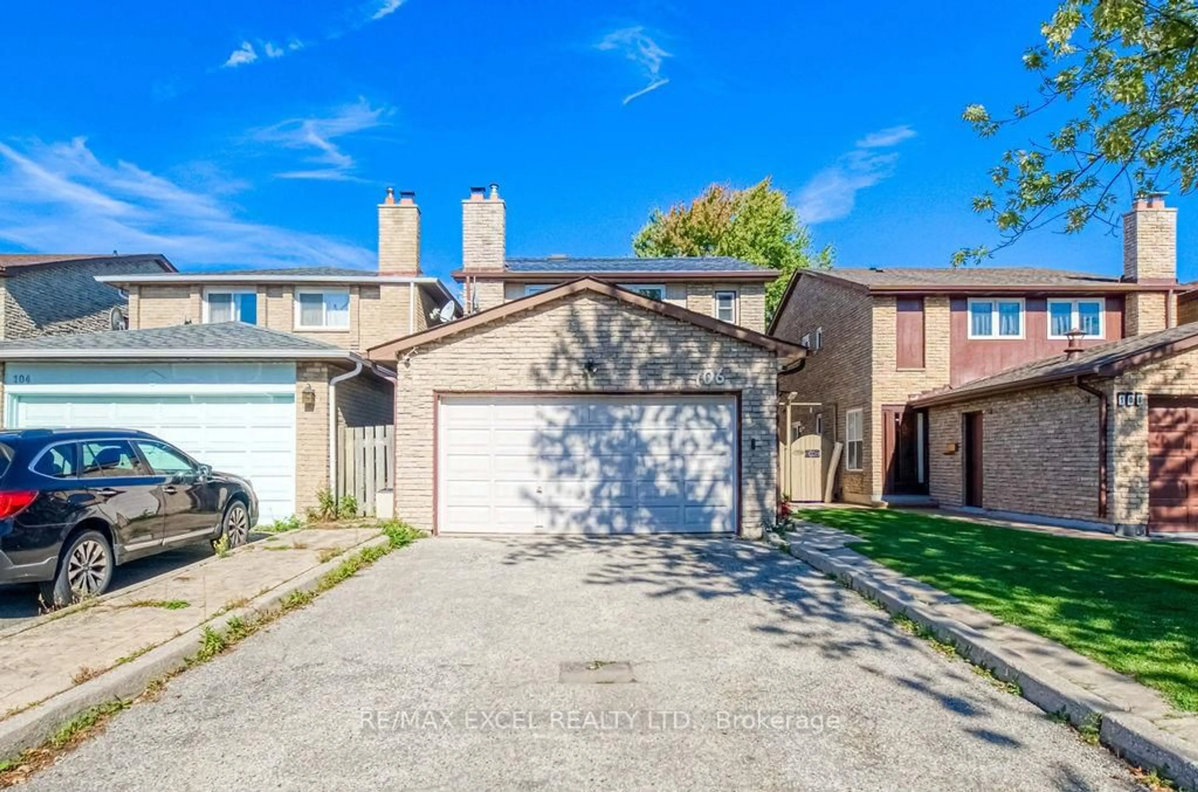 A pic from outside/outdoor area/front of a property/back of a property/a pic from drone, street for 106 Upton Cres, Markham Ontario L3R 3T4