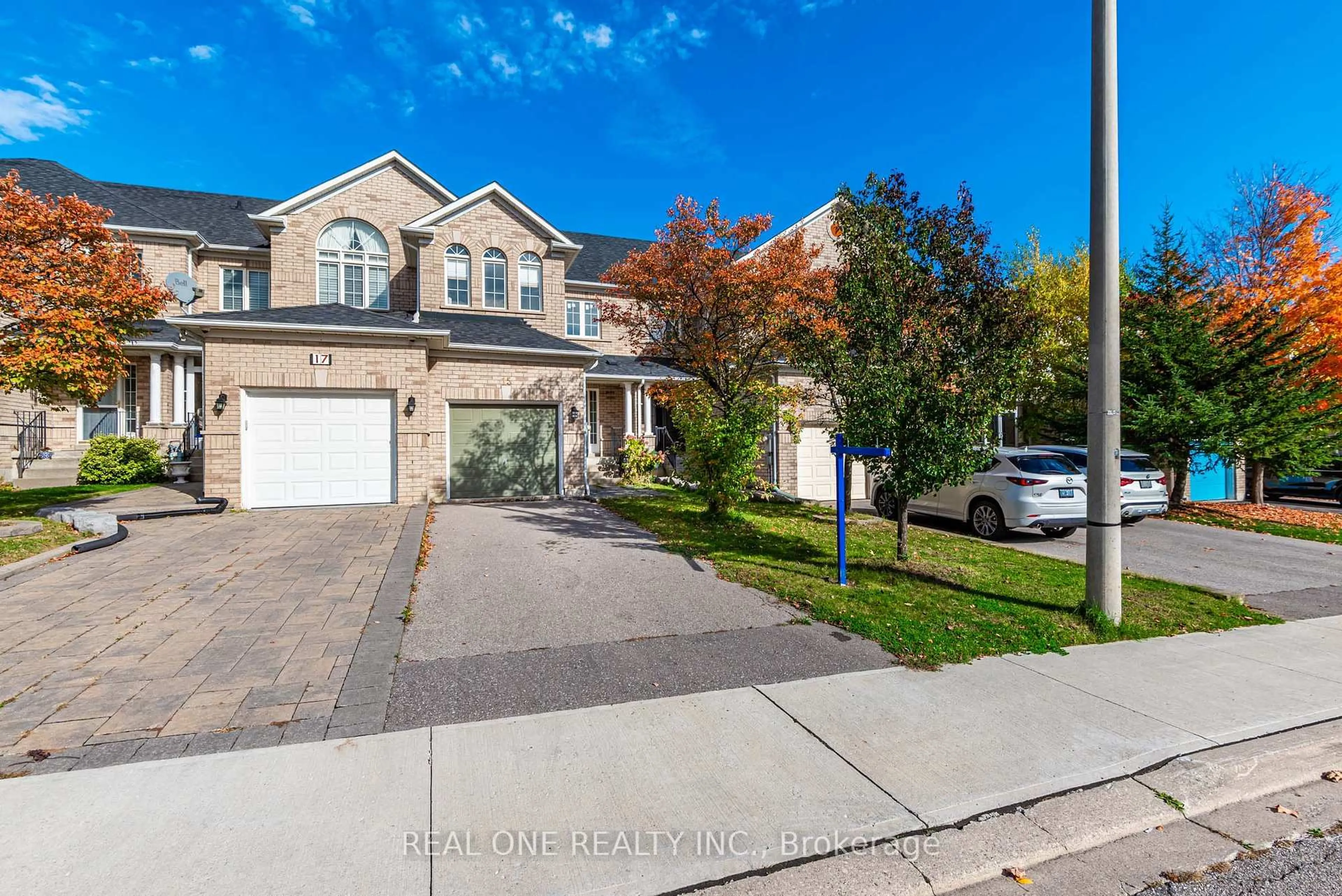 A pic from outside/outdoor area/front of a property/back of a property/a pic from drone, street for 15 Debonair St, Richmond Hill Ontario L4C 0R2