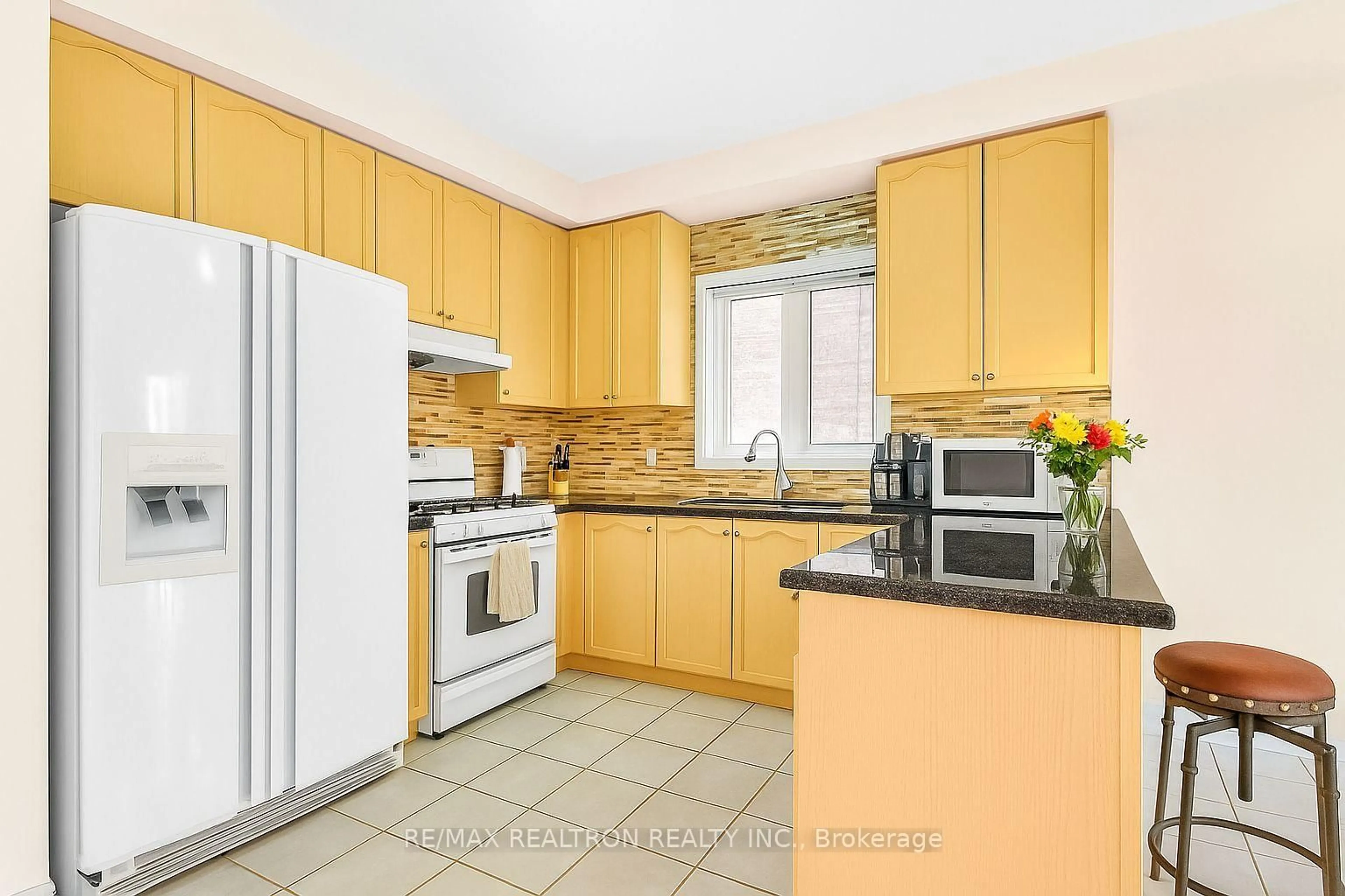Standard kitchen, ceramic/tile floor for 50 Saint Victor Dr, Vaughan Ontario L4H 3E3
