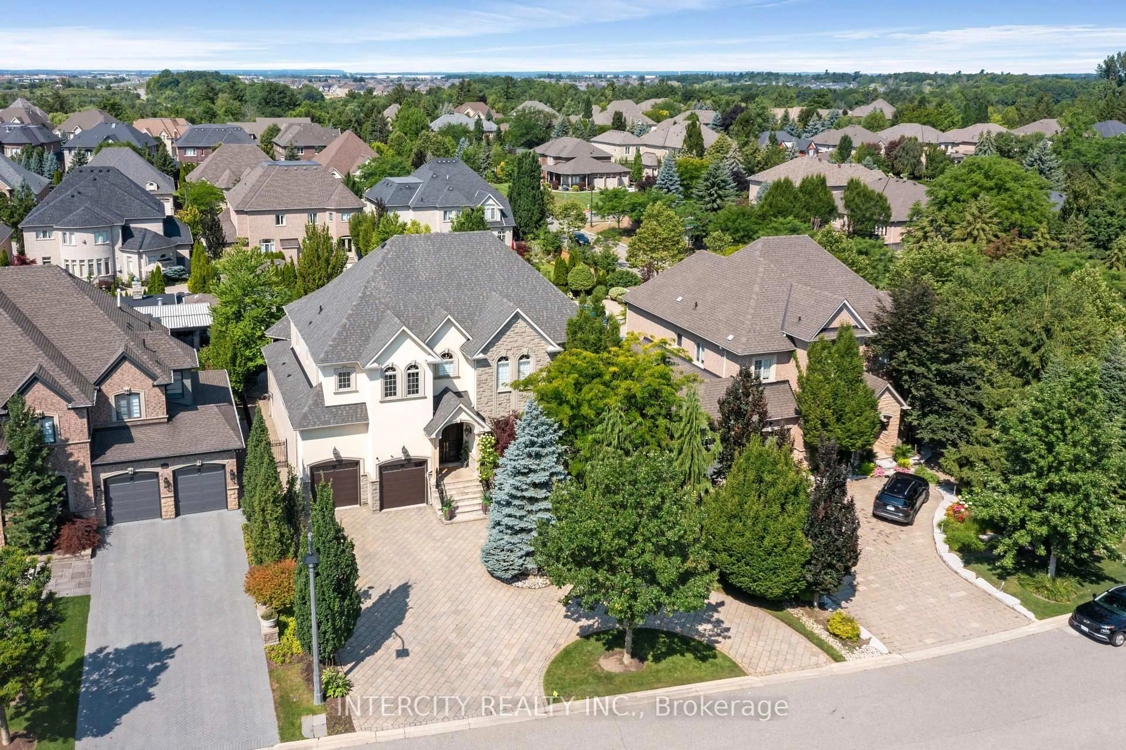 A pic from outside/outdoor area/front of a property/back of a property/a pic from drone, street for 118 Park Ridge Dr, Vaughan Ontario L0J 1C0