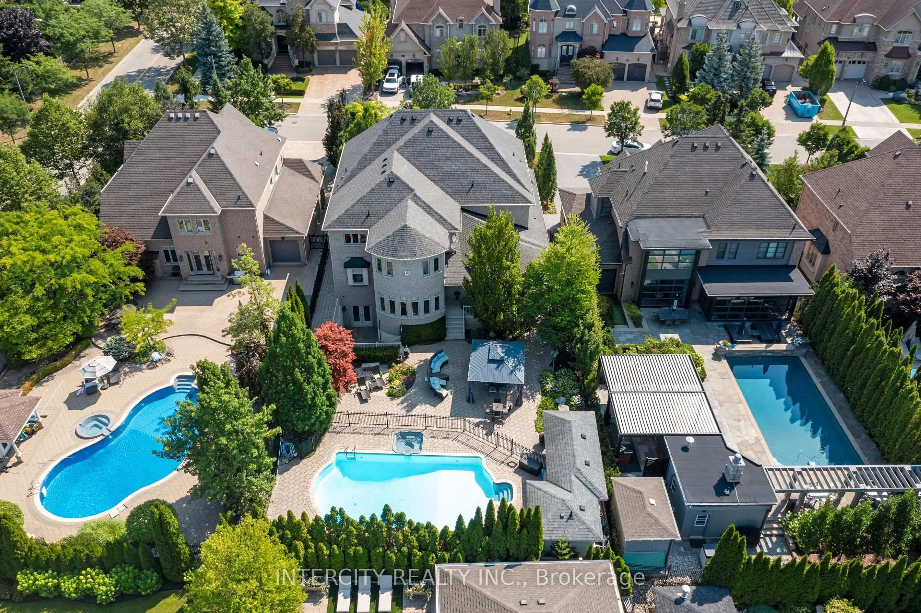 A pic from outside/outdoor area/front of a property/back of a property/a pic from drone, unknown for 118 Park Ridge Dr, Vaughan Ontario L0J 1C0