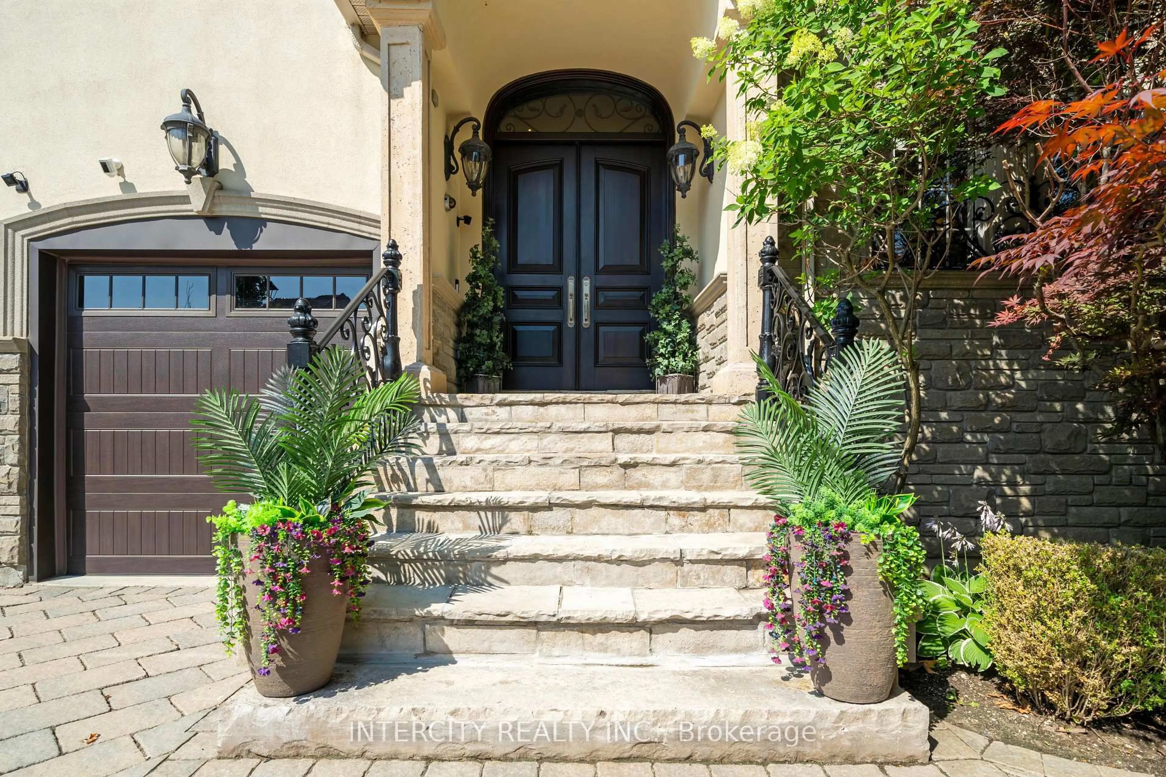 Indoor entryway for 118 Park Ridge Dr, Vaughan Ontario L0J 1C0