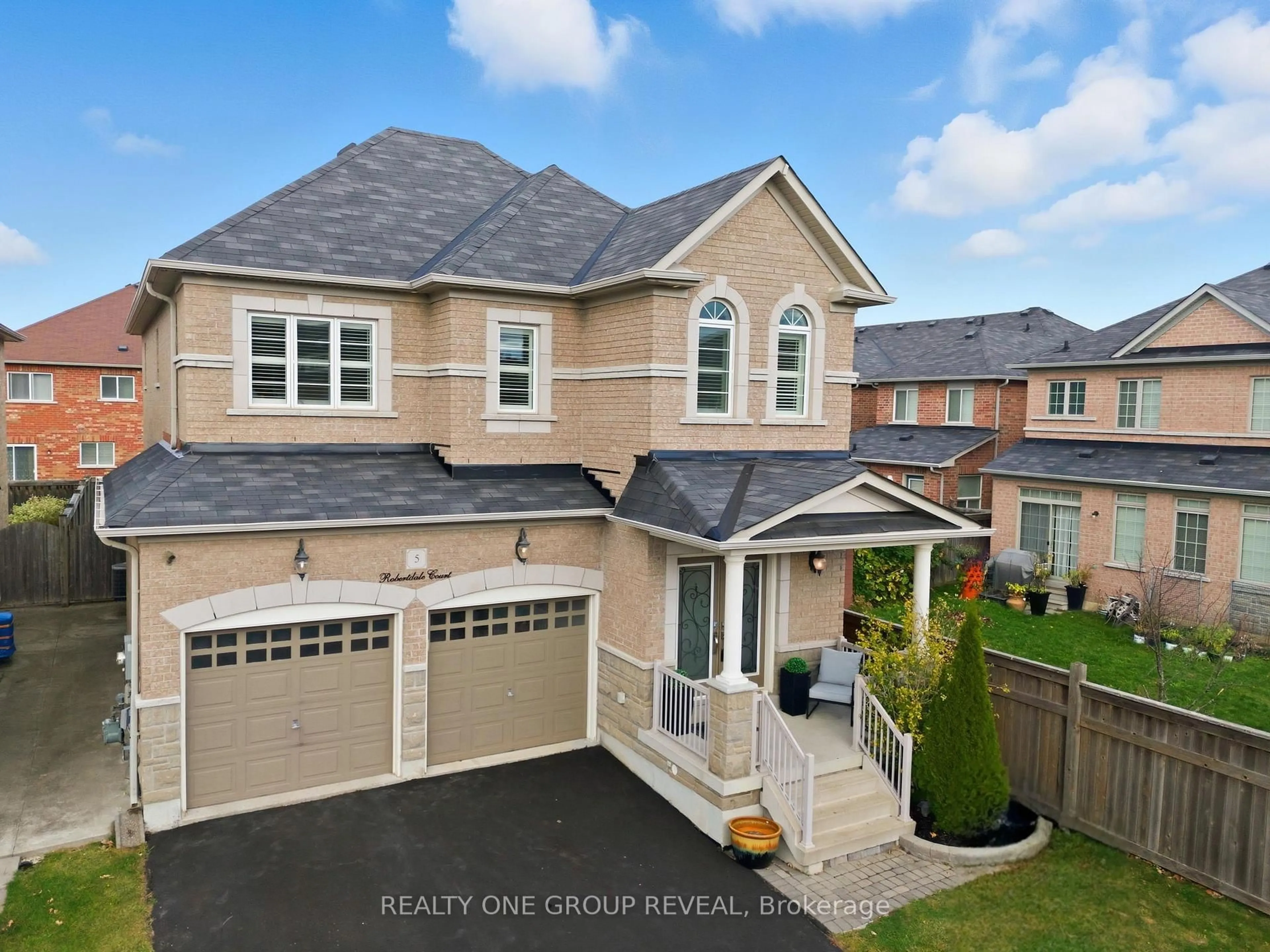 A pic from outside/outdoor area/front of a property/back of a property/a pic from drone, street for 5 Robertdale Crt, Whitchurch-Stouffville Ontario L4A 0Y5
