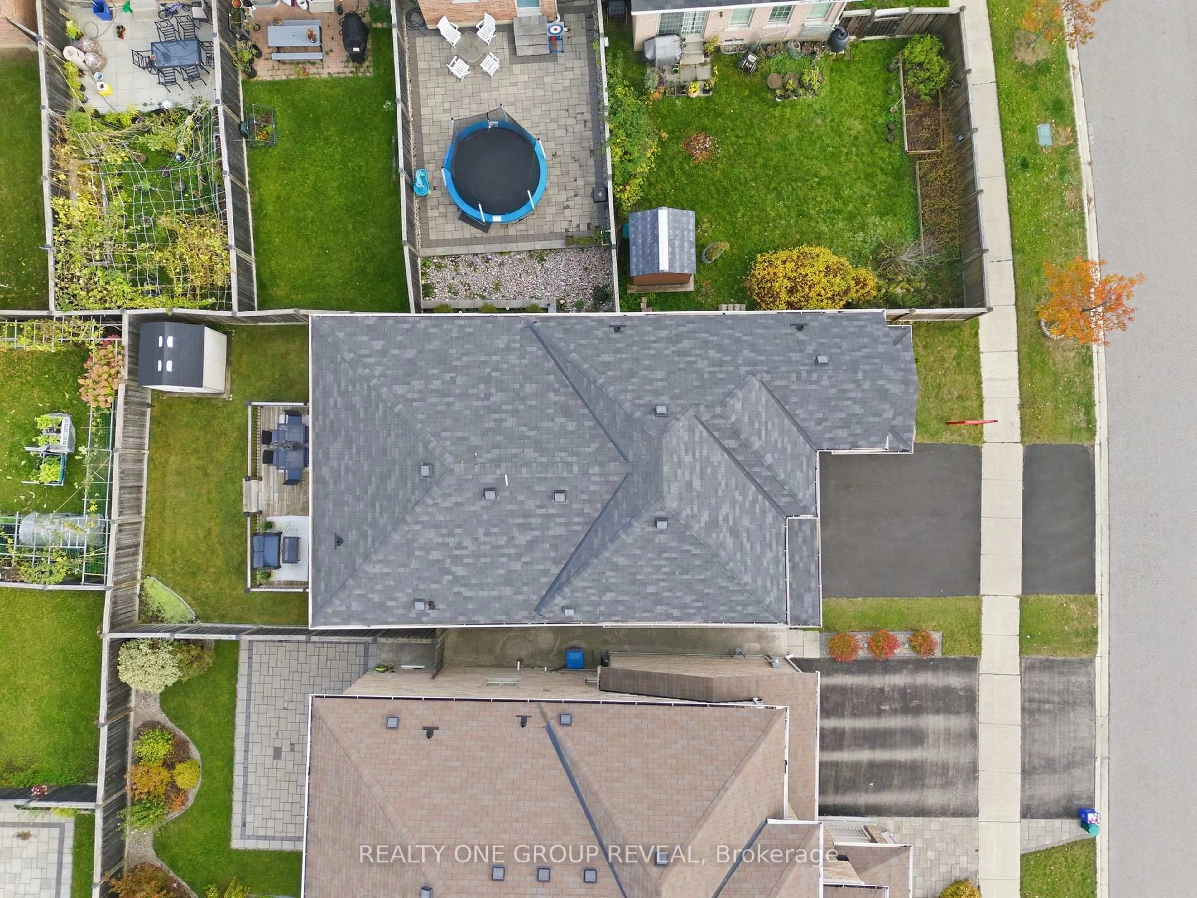 A pic from outside/outdoor area/front of a property/back of a property/a pic from drone, street for 5 Robertdale Crt, Whitchurch-Stouffville Ontario L4A 0Y5