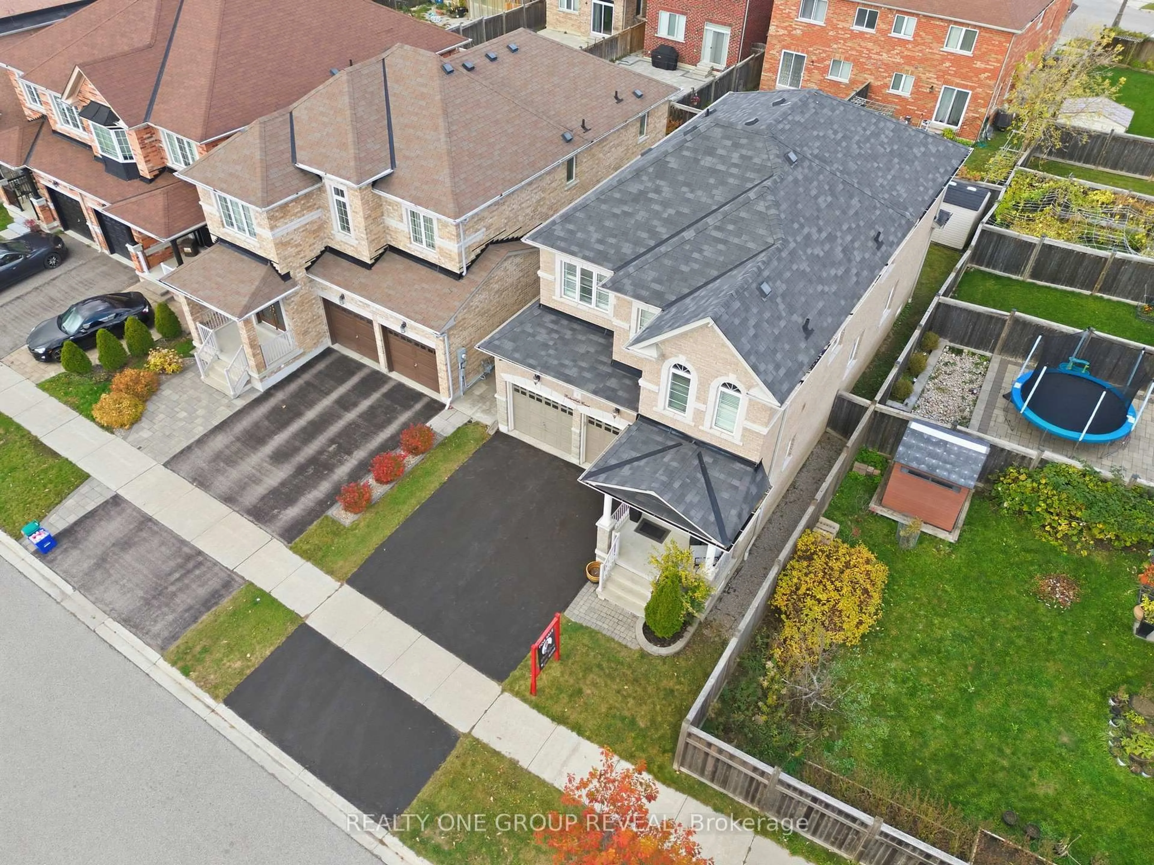 A pic from outside/outdoor area/front of a property/back of a property/a pic from drone, street for 5 Robertdale Crt, Whitchurch-Stouffville Ontario L4A 0Y5