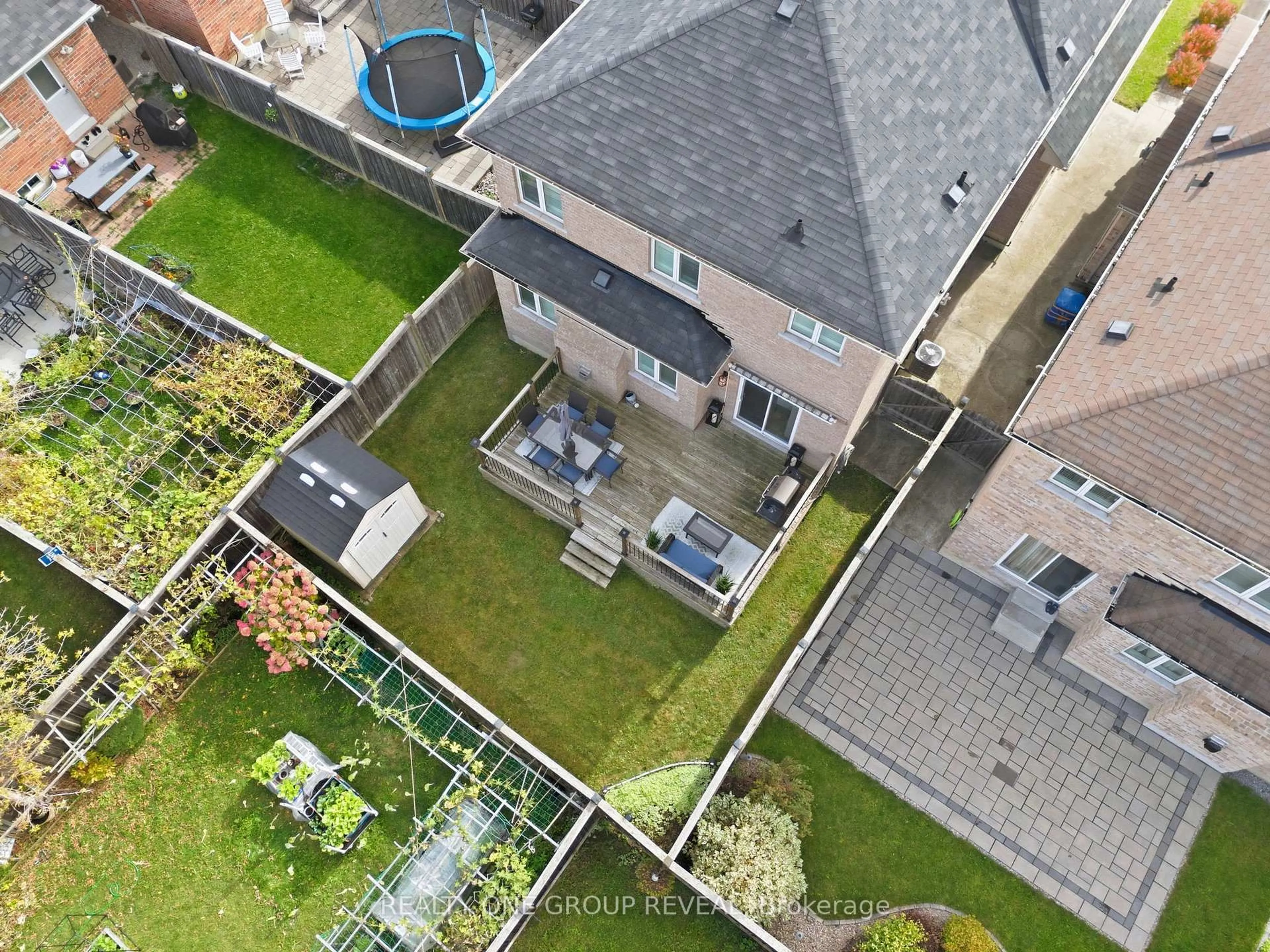 A pic from outside/outdoor area/front of a property/back of a property/a pic from drone, unknown for 5 Robertdale Crt, Whitchurch-Stouffville Ontario L4A 0Y5