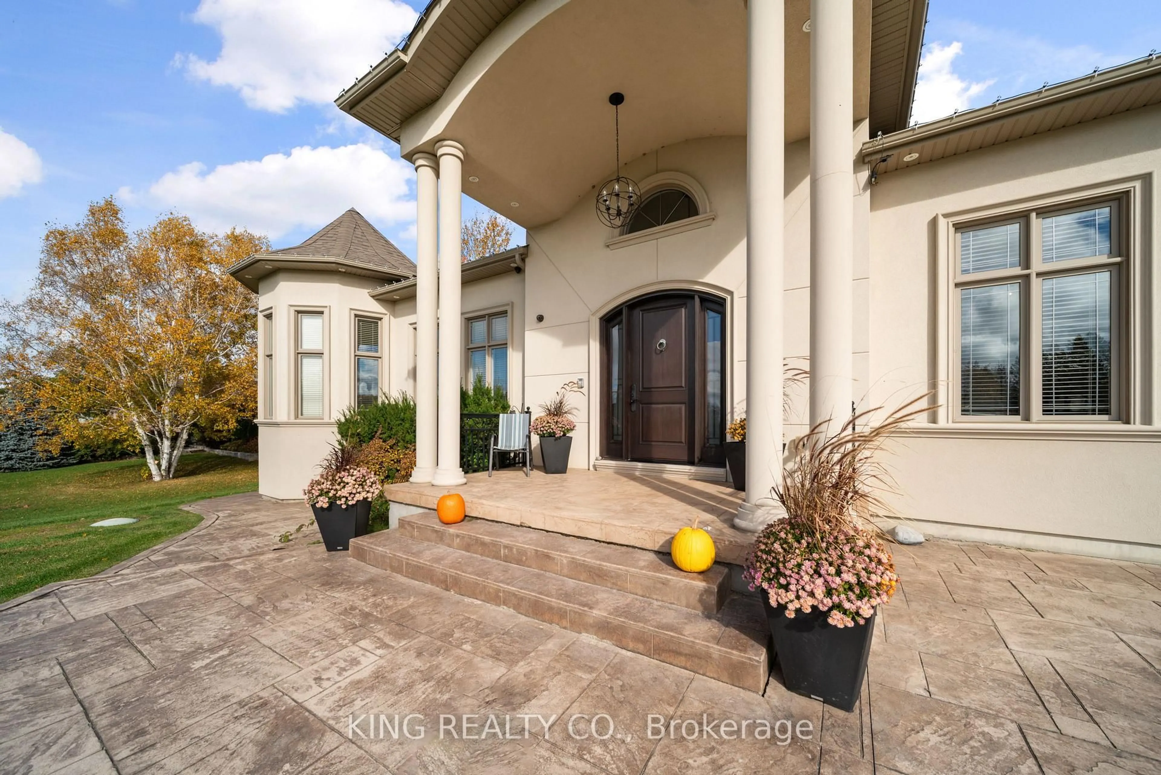 Indoor entryway for 2 Dale Cres, Bradford West Gwillimbury Ontario L0L 1L0