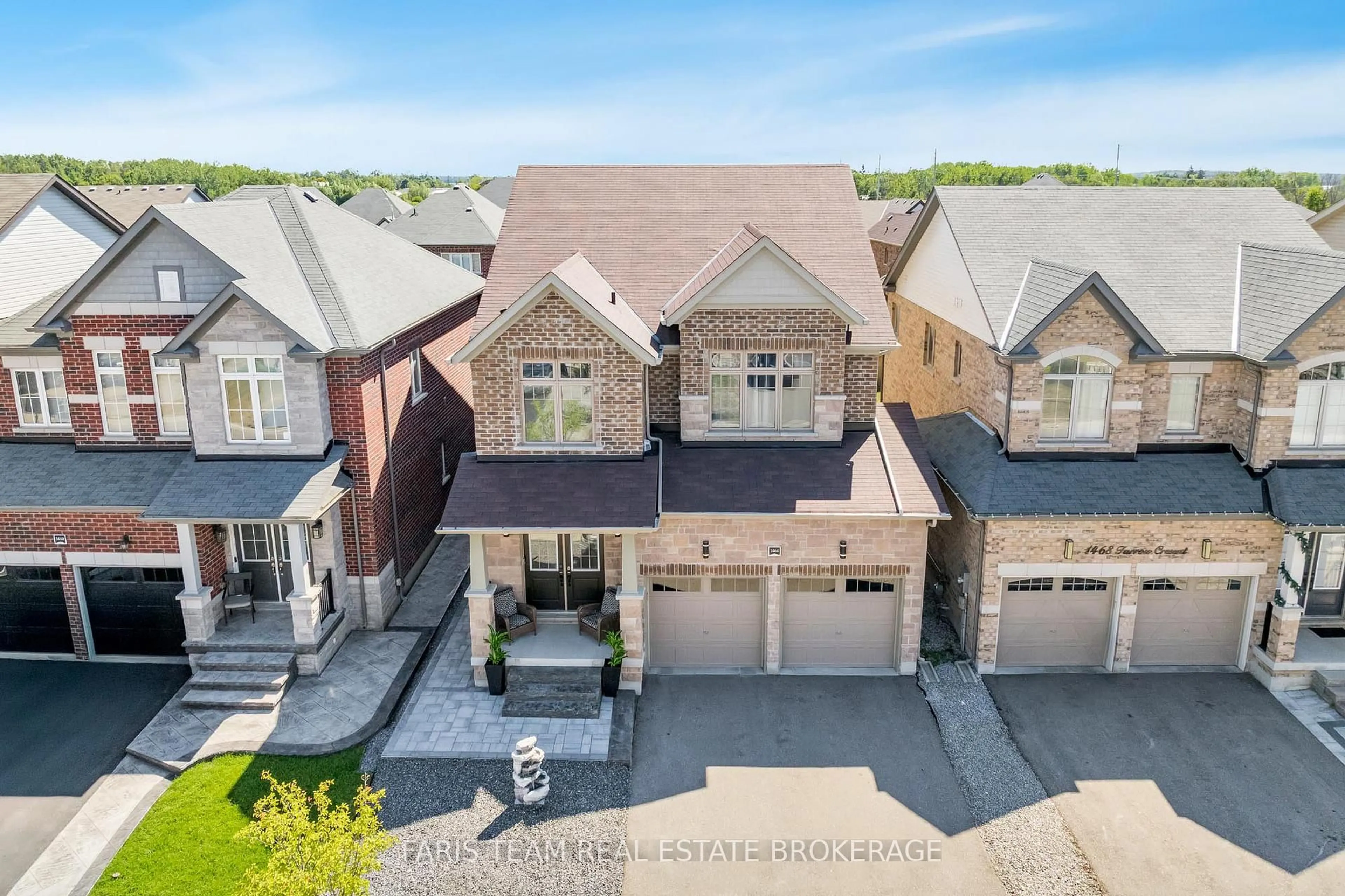 A pic from outside/outdoor area/front of a property/back of a property/a pic from drone, street for 1464 Farrow Cres, Innisfil Ontario L9S 0L6