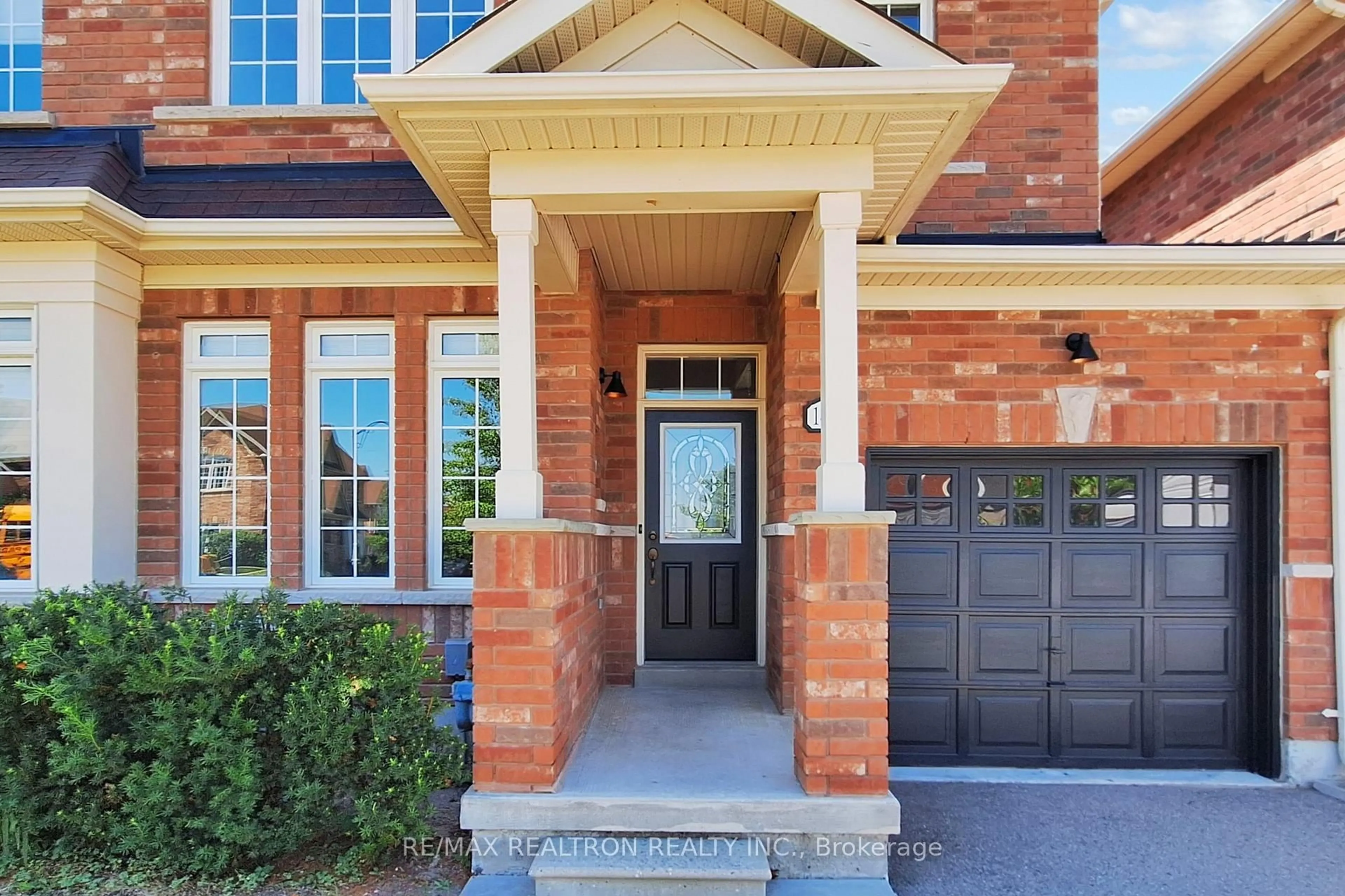 Home with brick exterior material, street for 142 Laurendale Ave, Georgina Ontario L4P 0C6