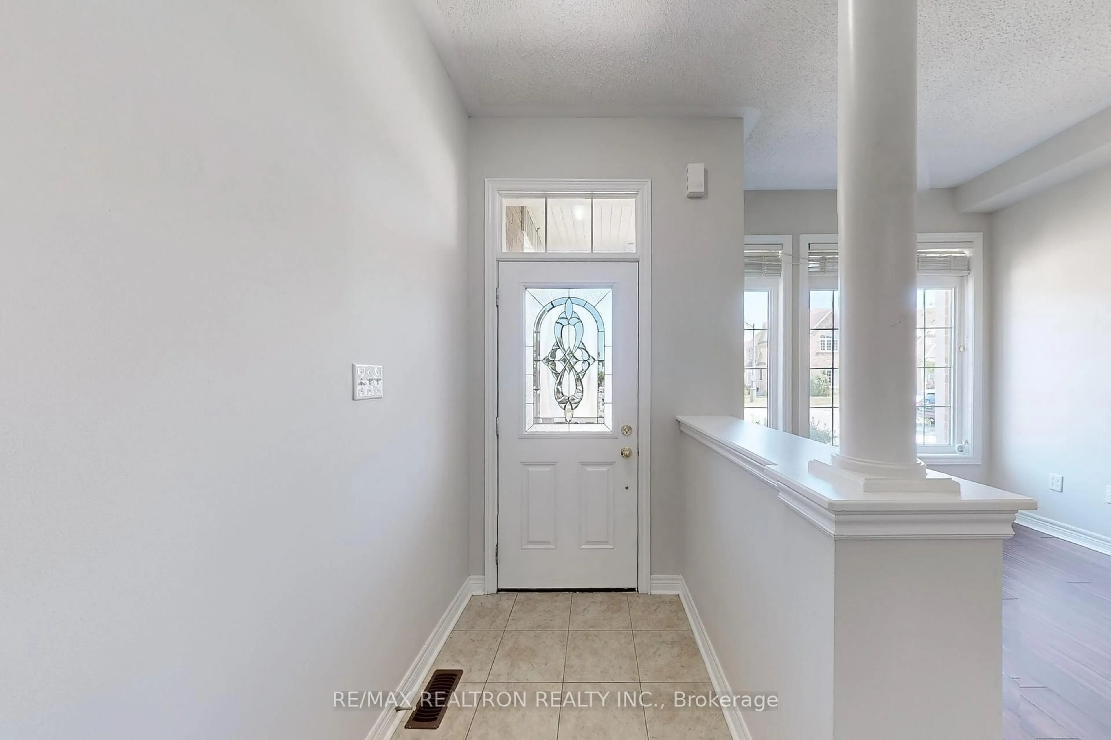 Indoor entryway for 142 Laurendale Ave, Georgina Ontario L4P 0C6