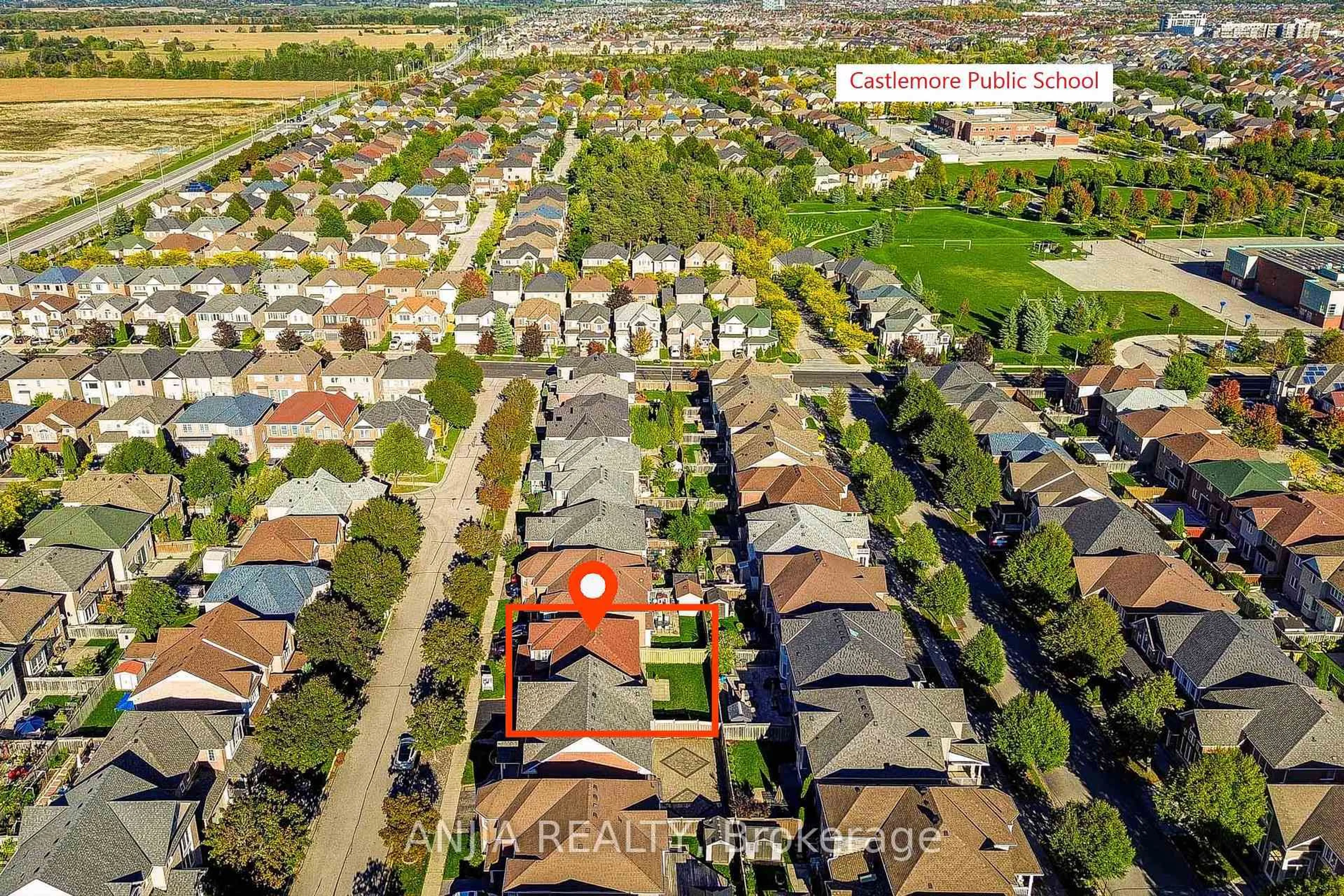 A pic from outside/outdoor area/front of a property/back of a property/a pic from drone, street for 131 Winston Castle Dr, Markham Ontario L6C 2G7