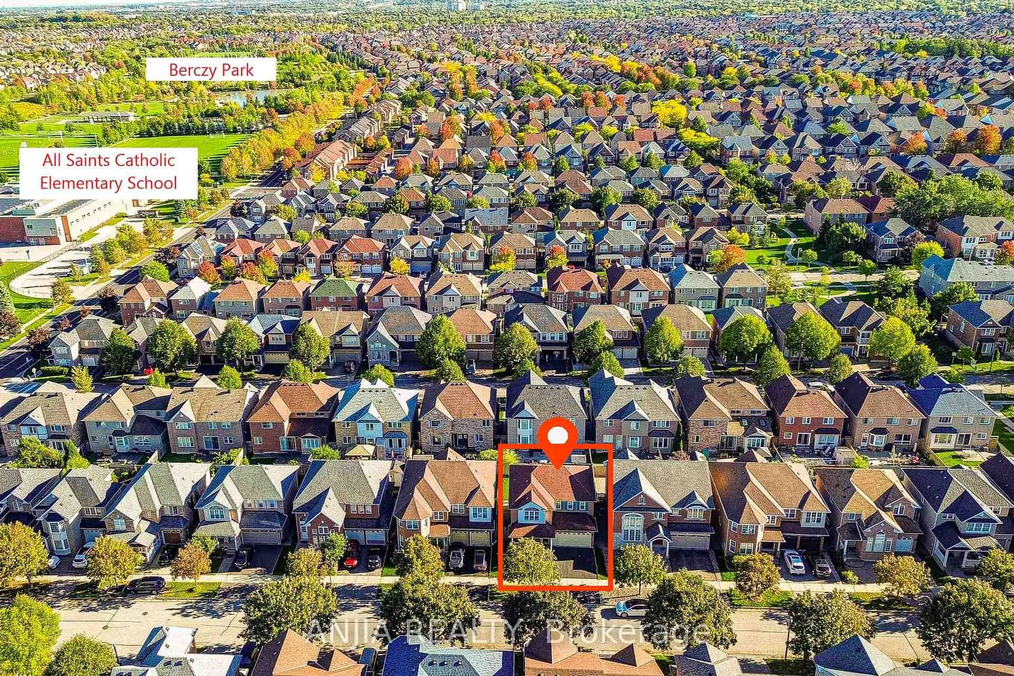 A pic from outside/outdoor area/front of a property/back of a property/a pic from drone, street for 131 Winston Castle Dr, Markham Ontario L6C 2G7