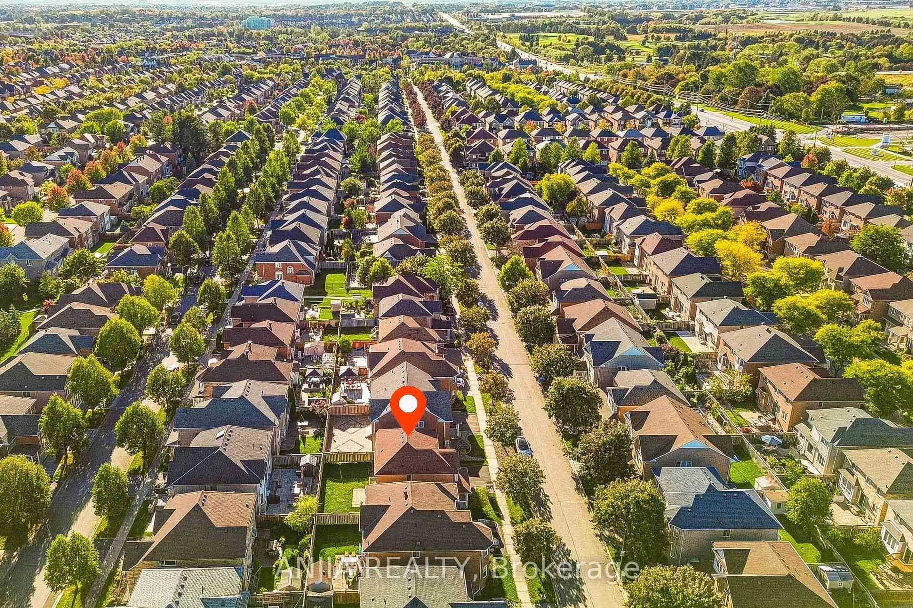 A pic from outside/outdoor area/front of a property/back of a property/a pic from drone, street for 131 Winston Castle Dr, Markham Ontario L6C 2G7