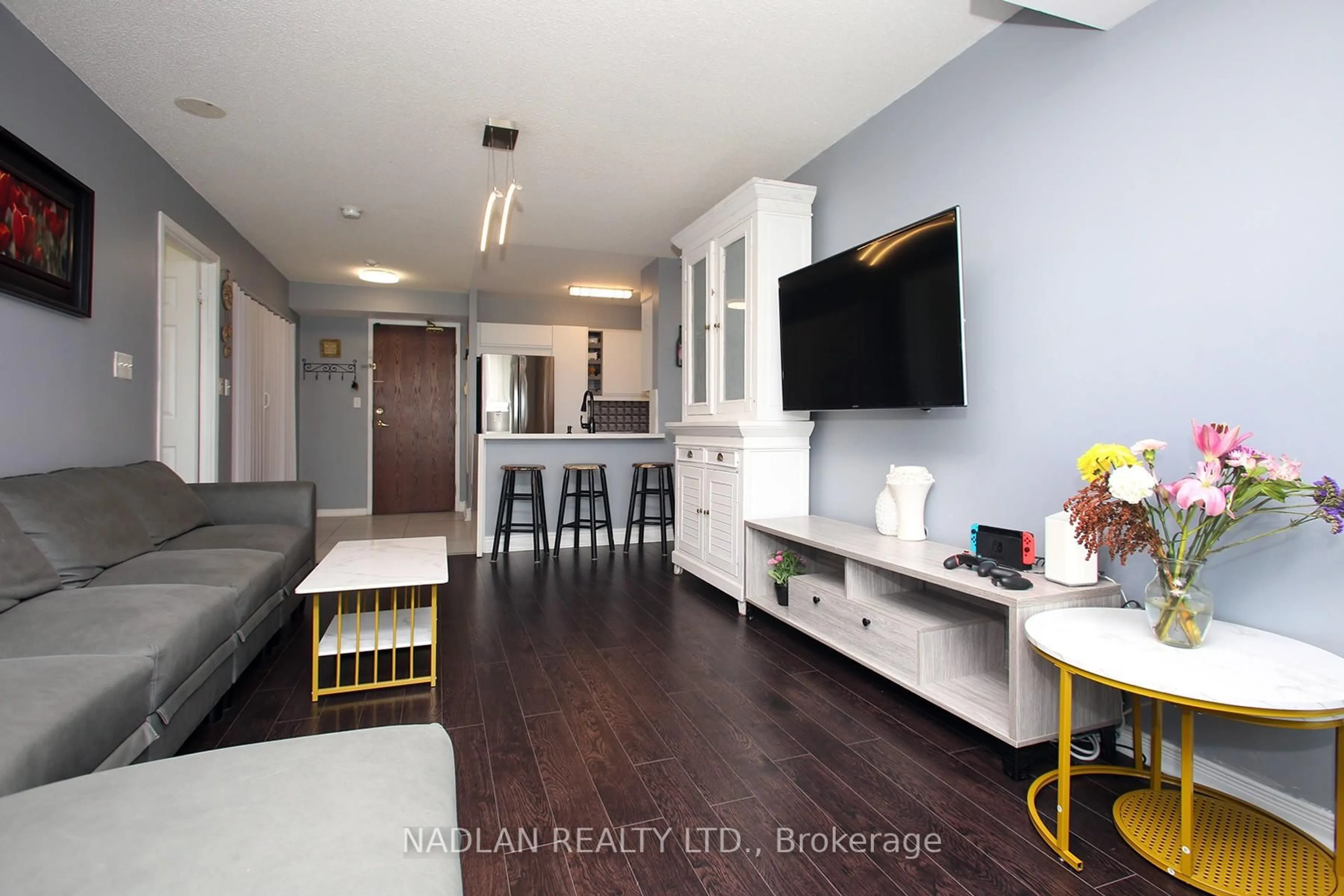 Open concept kitchen, wood/laminate floor for 39 ONEIDA Cres #615, Richmond Hill Ontario L4B 4T9