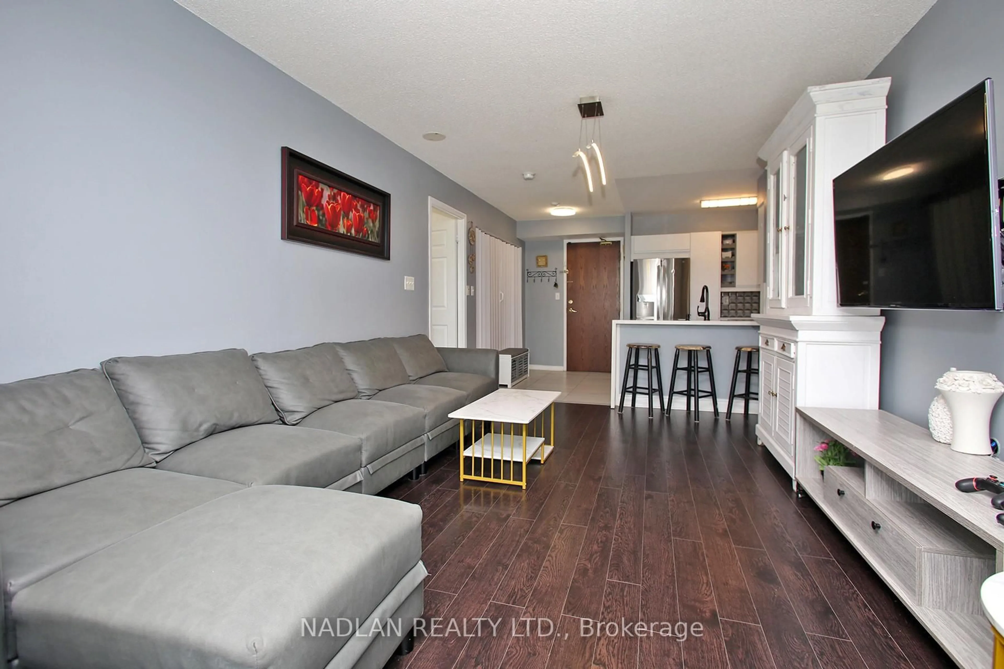 Living room with furniture, wood/laminate floor for 39 ONEIDA Cres #615, Richmond Hill Ontario L4B 4T9