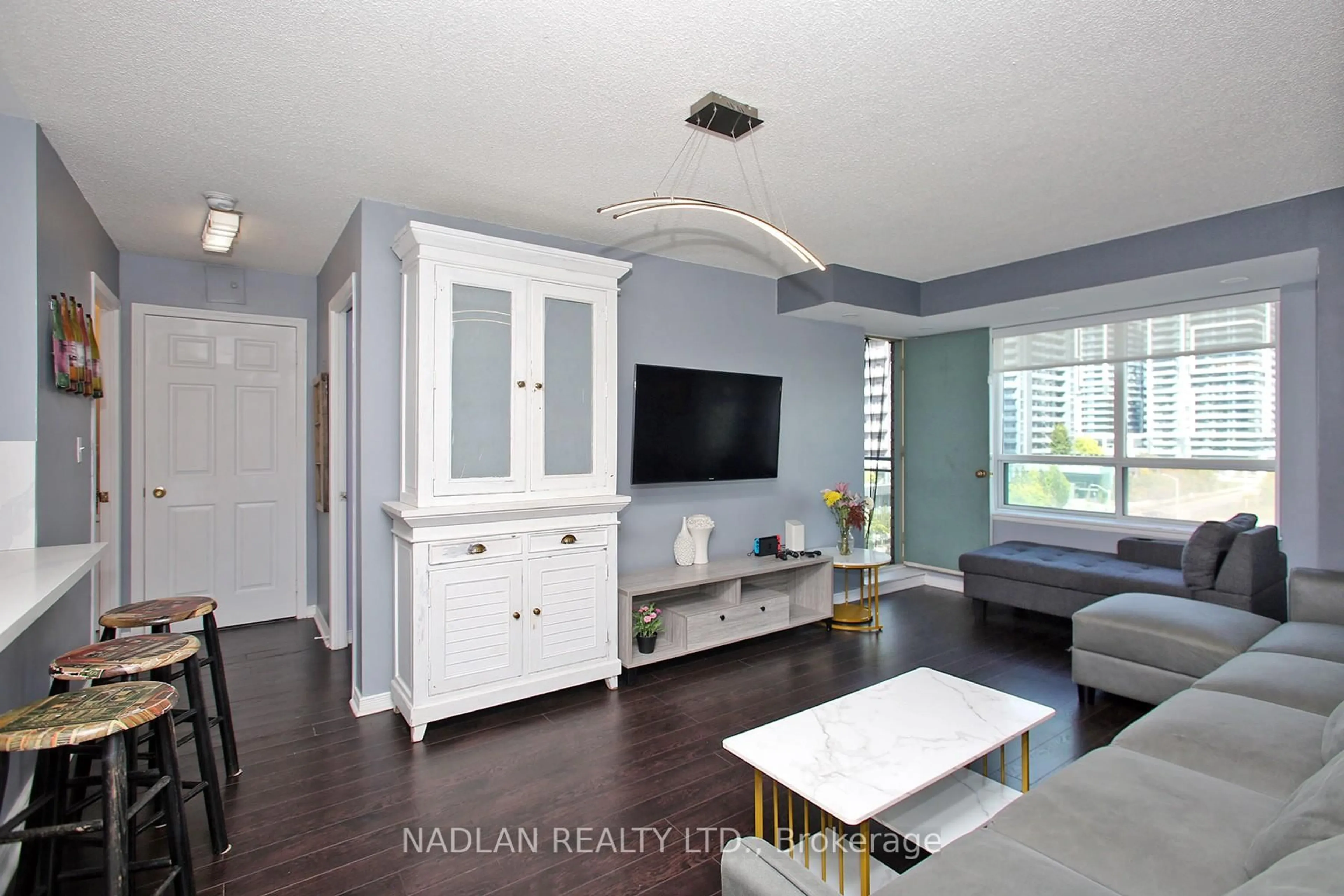 Living room with furniture, unknown for 39 ONEIDA Cres #615, Richmond Hill Ontario L4B 4T9