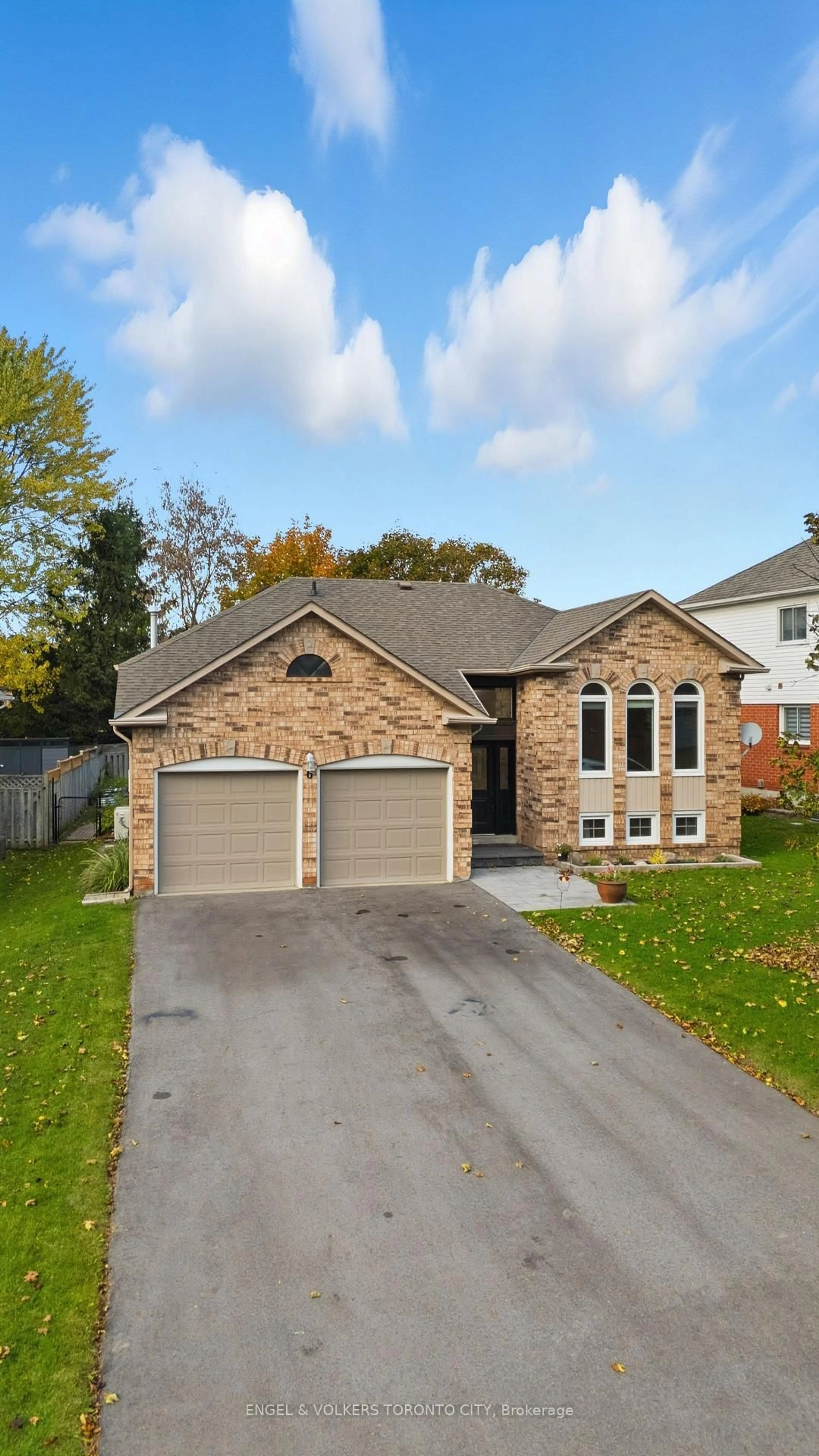 Home with brick exterior material, street for 6 Kingsgate Cres, East Gwillimbury Ontario L0G 1M0