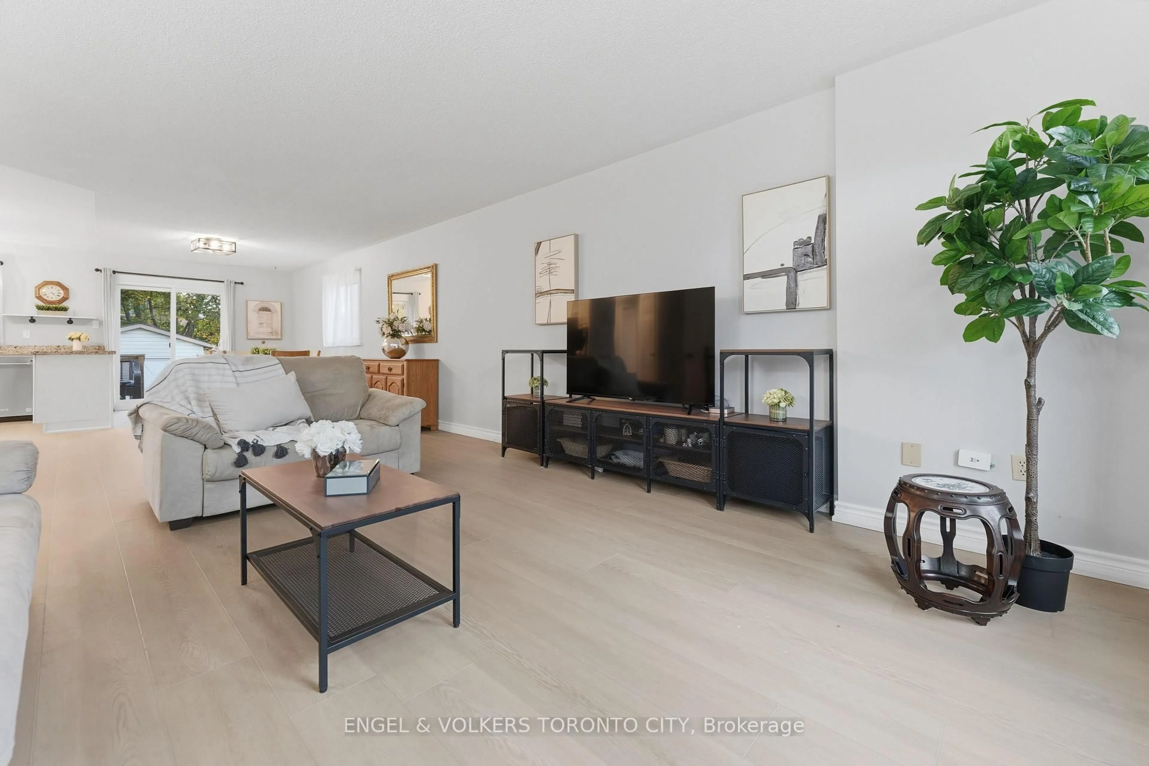 Living room with furniture, unknown for 6 Kingsgate Cres, East Gwillimbury Ontario L0G 1M0