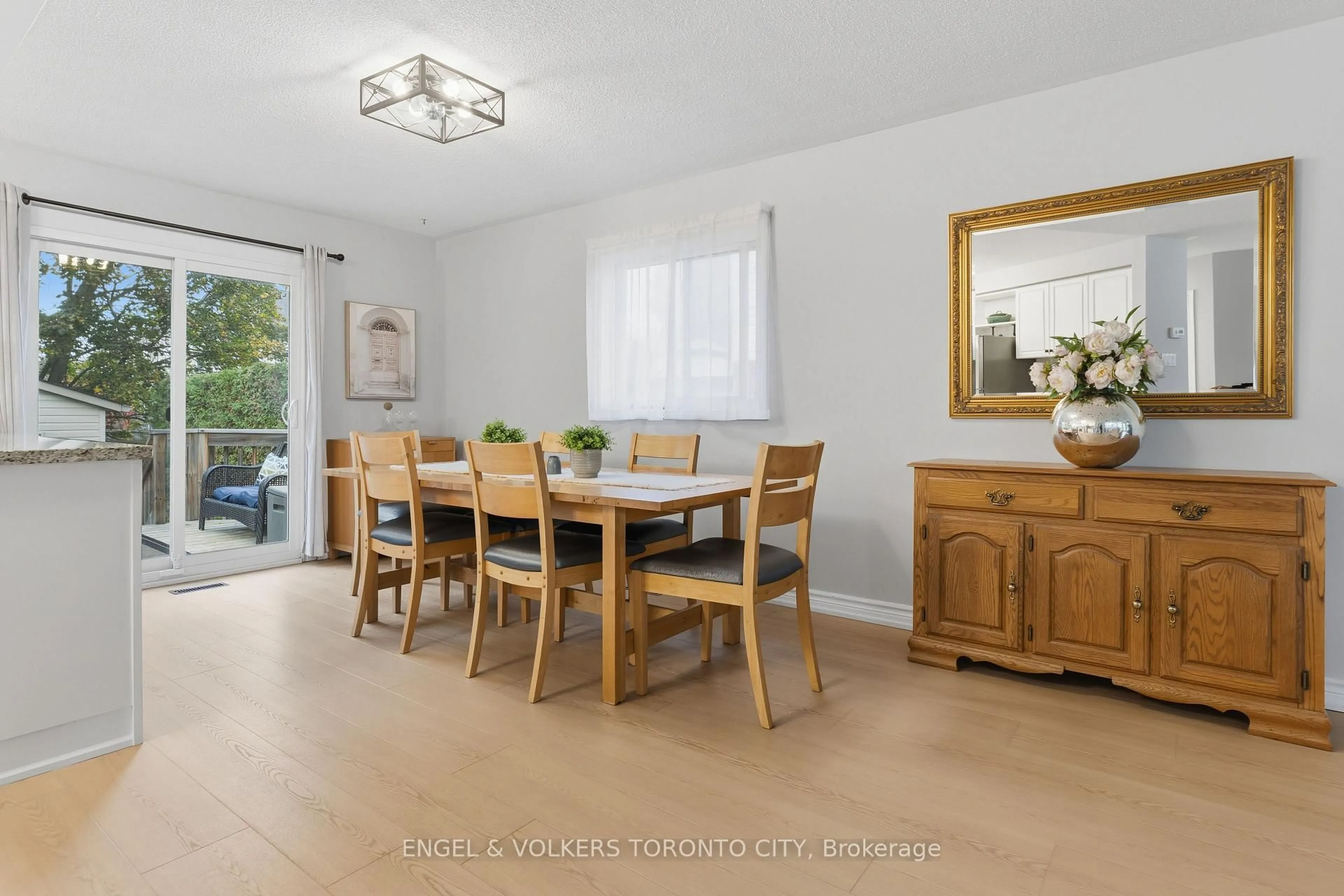 Dining room, wood/laminate floor for 6 Kingsgate Cres, East Gwillimbury Ontario L0G 1M0