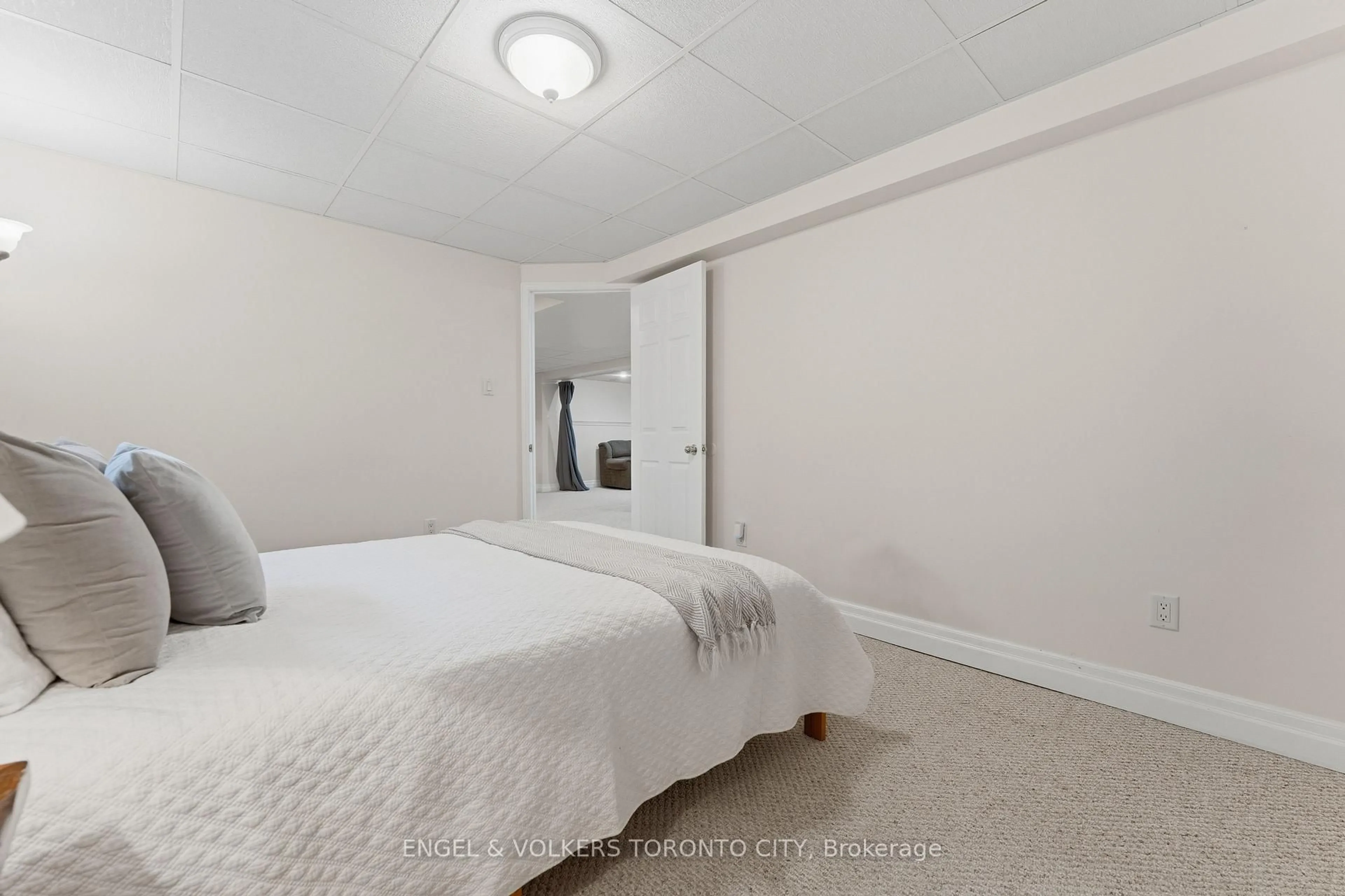 A pic of a room for 6 Kingsgate Cres, East Gwillimbury Ontario L0G 1M0