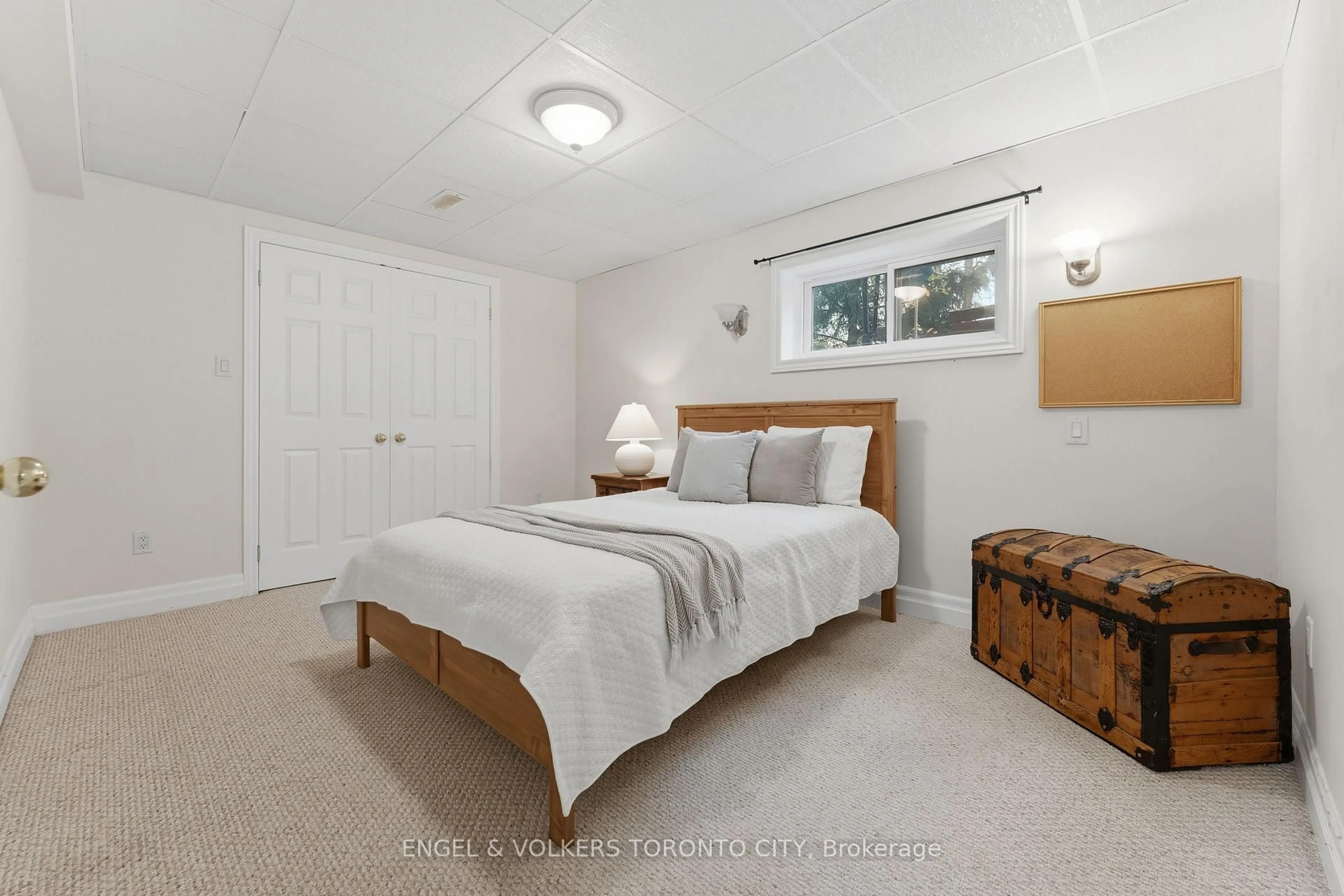 Bedroom with bed, unknown for 6 Kingsgate Cres, East Gwillimbury Ontario L0G 1M0