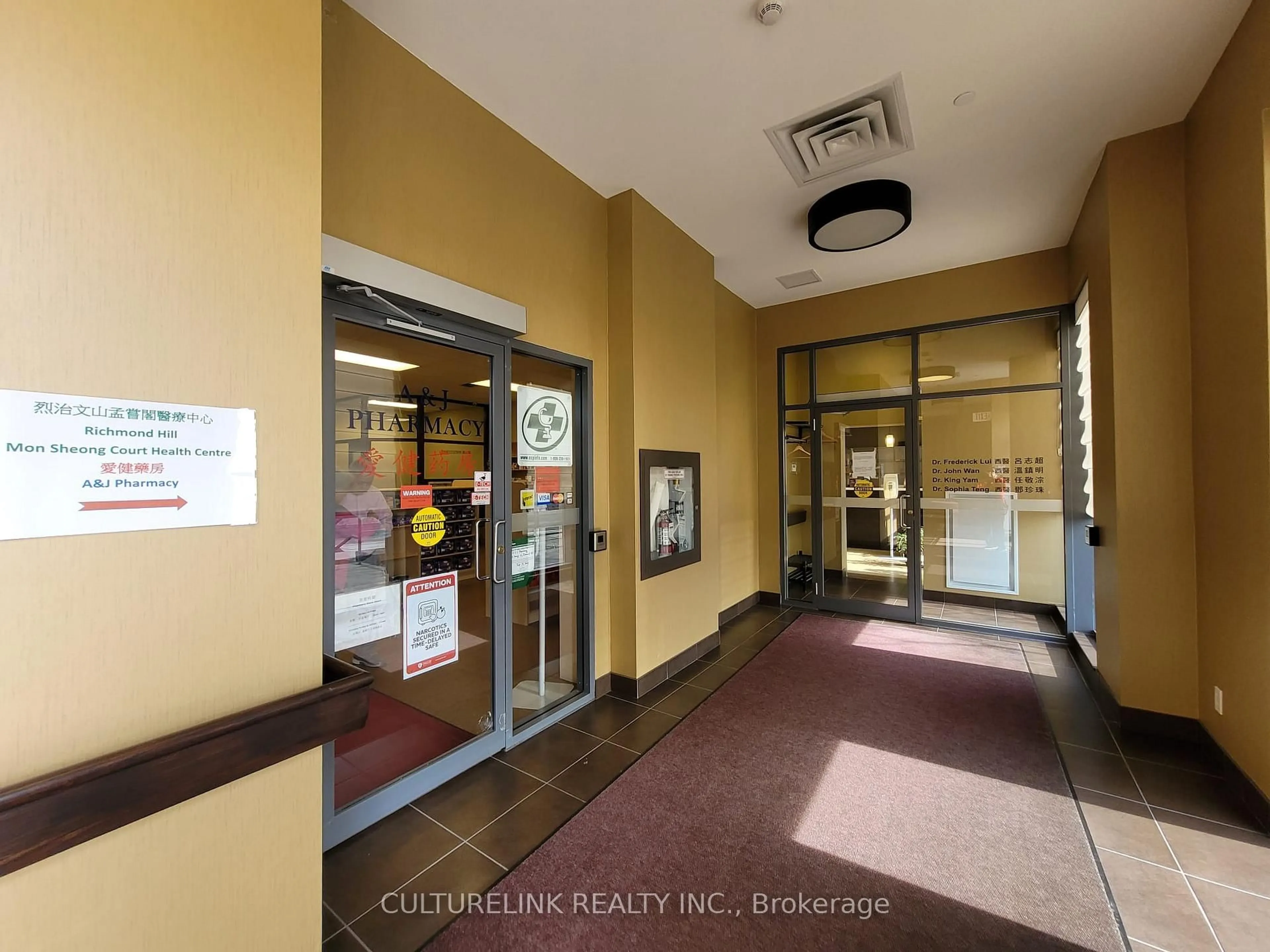 Indoor foyer for 11211 Yonge St #633, Richmond Hill Ontario L4S 0E9