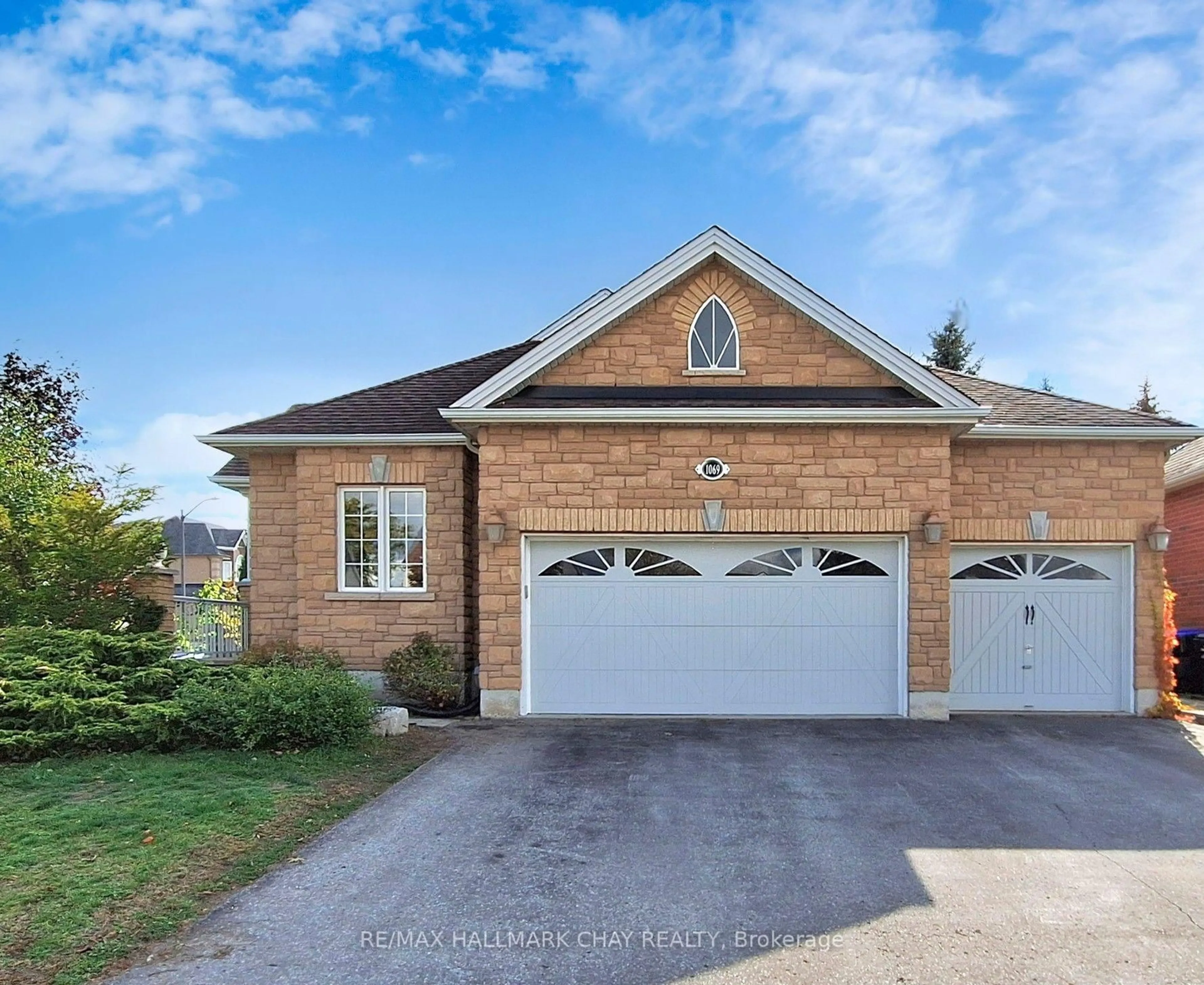 Home with brick exterior material, street for 1069 Booth Ave, Innisfil Ontario L9S 4X2