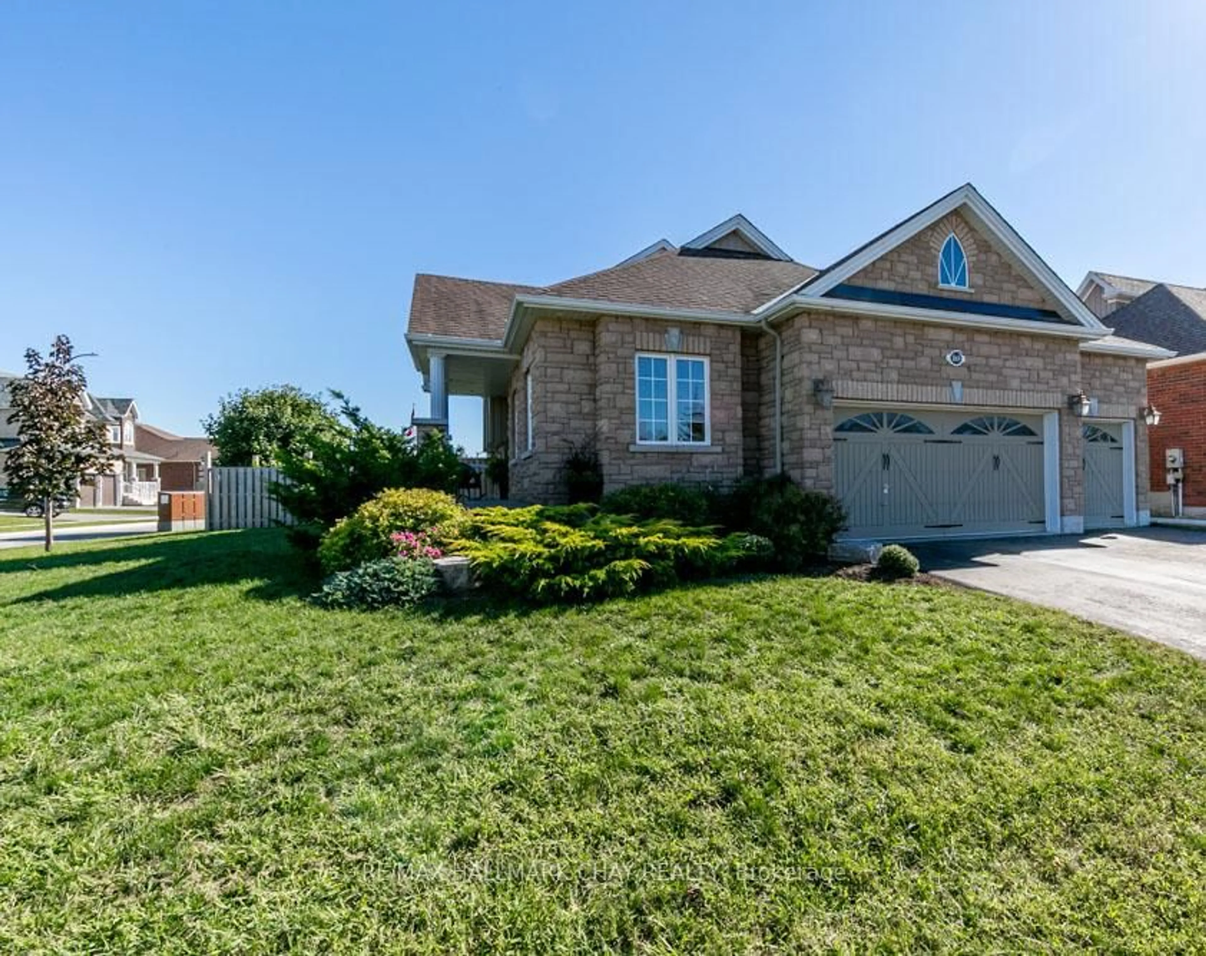 Home with brick exterior material, street for 1069 Booth Ave, Innisfil Ontario L9S 4X2