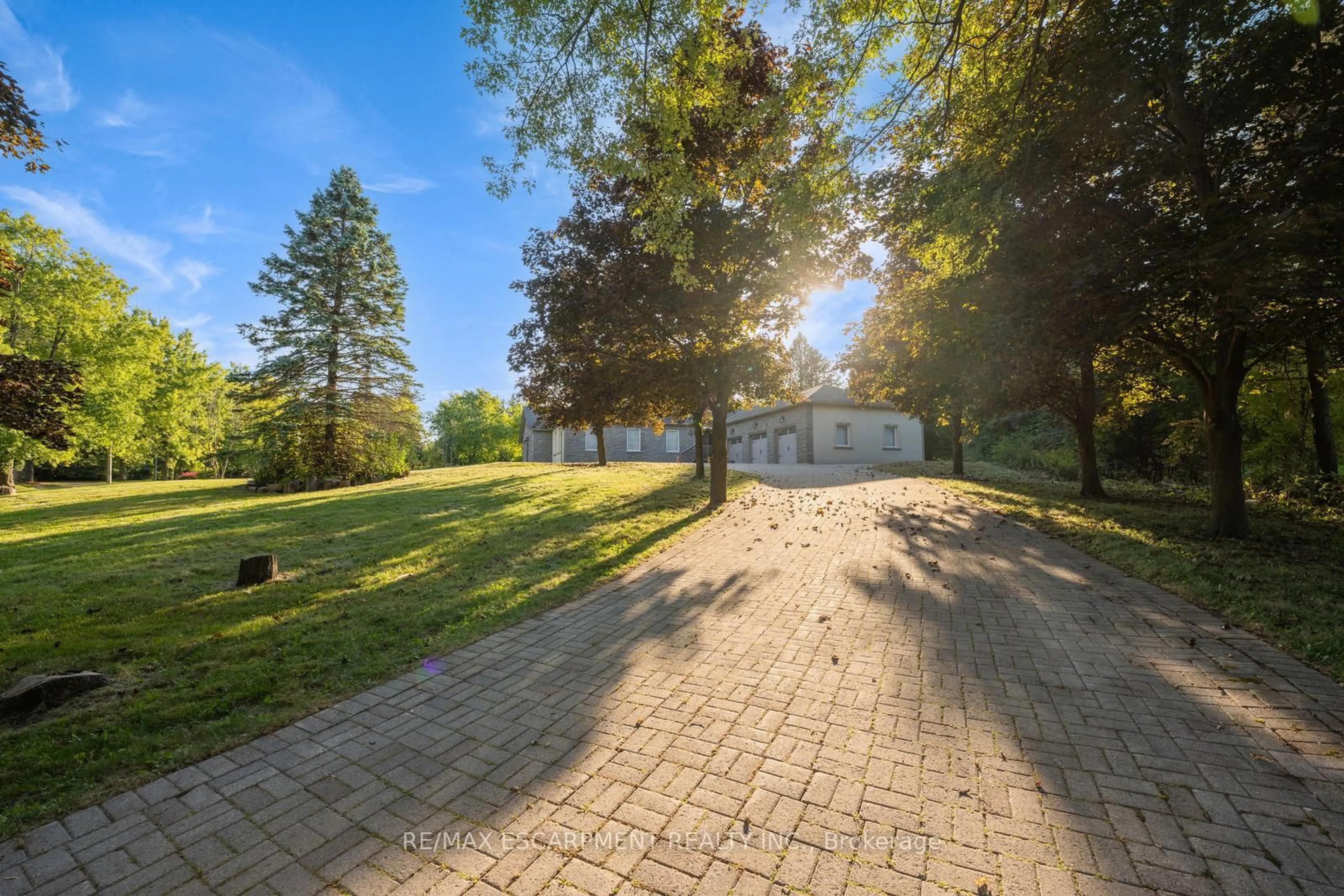 A pic from outside/outdoor area/front of a property/back of a property/a pic from drone, unknown for 8 Ridgewood Dr, Richmond Hill Ontario L4E 3M1