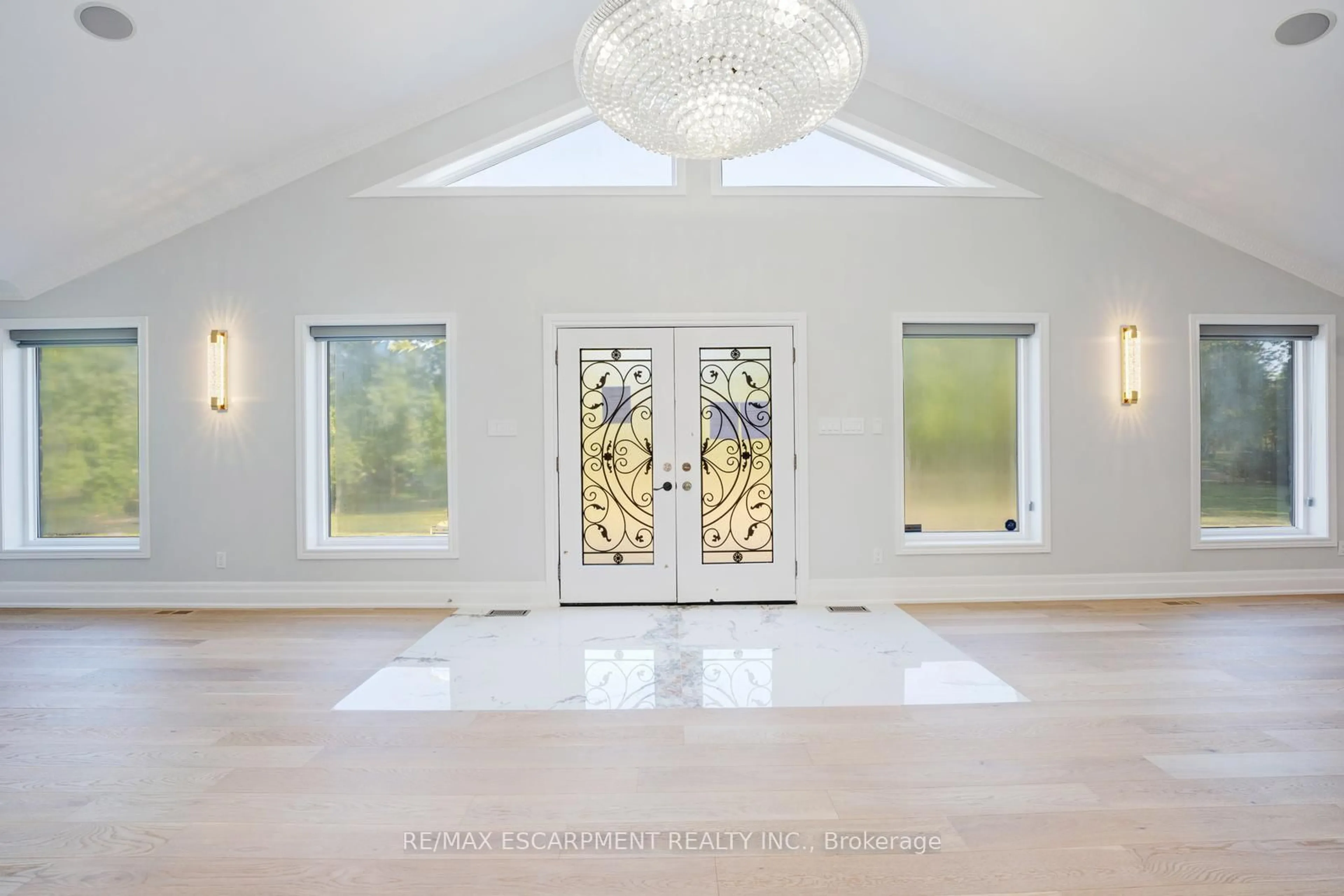 Indoor foyer for 8 Ridgewood Dr, Richmond Hill Ontario L4E 3M1