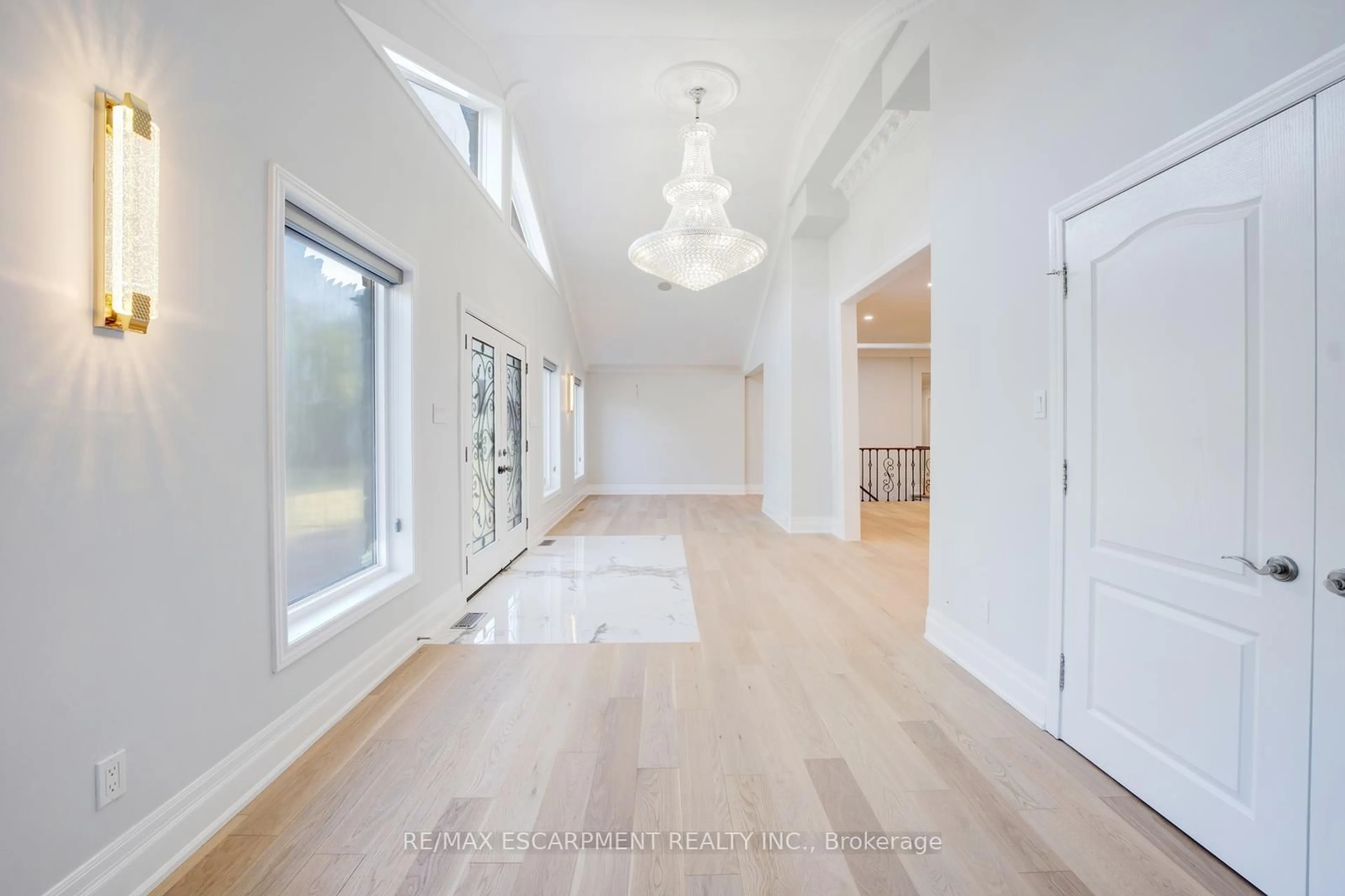 Indoor entryway for 8 Ridgewood Dr, Richmond Hill Ontario L4E 3M1