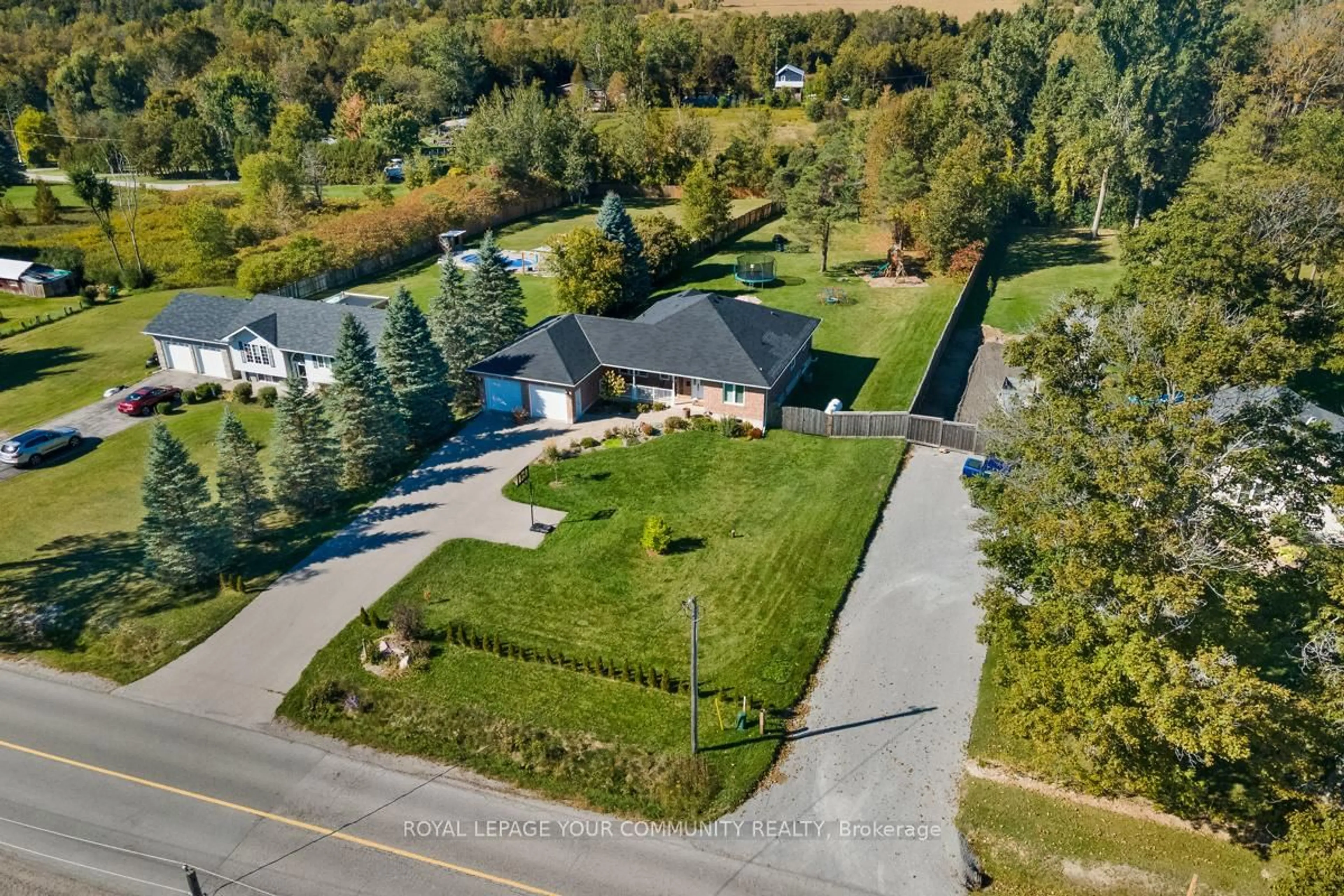 A pic from outside/outdoor area/front of a property/back of a property/a pic from drone, street for 10450 Ravenshoe Rd, Georgina Ontario L0C 1L0