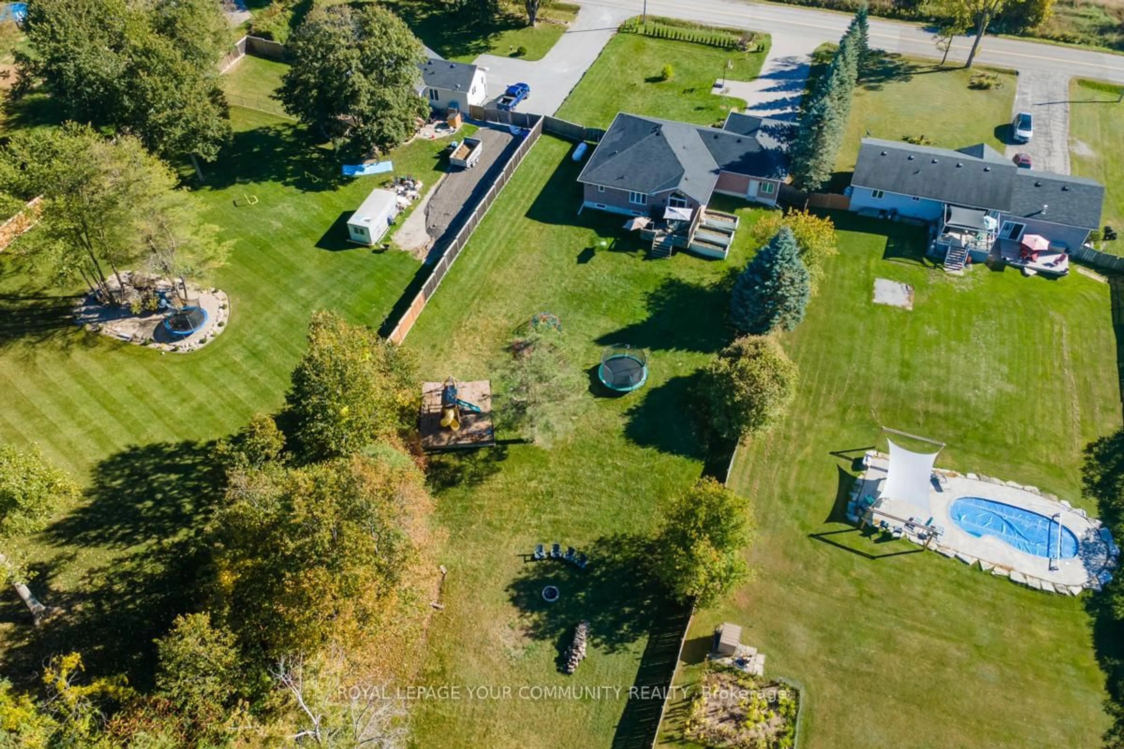 A pic from outside/outdoor area/front of a property/back of a property/a pic from drone, unknown for 10450 Ravenshoe Rd, Georgina Ontario L0C 1L0