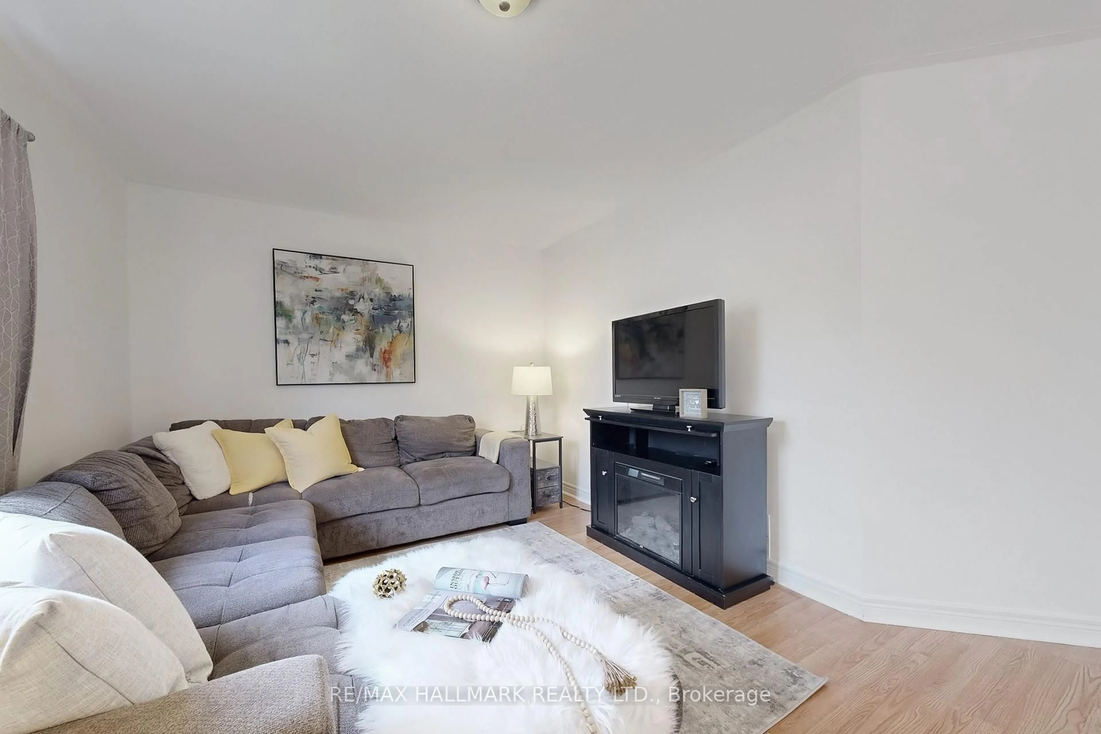 Living room with furniture, unknown for 148 Fairwood Dr, Georgina Ontario L4P 3Y2
