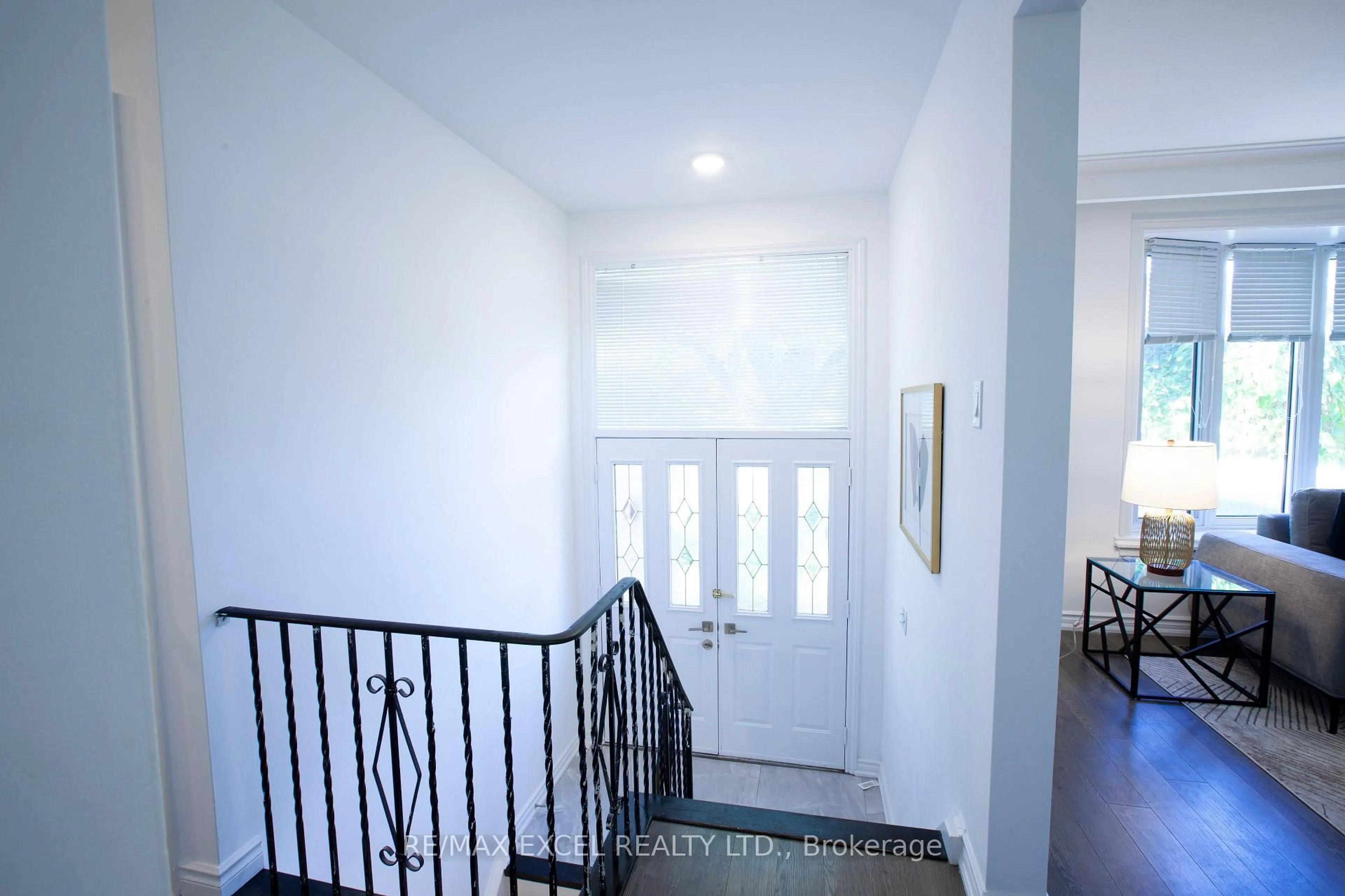 Indoor foyer for 33 Alanadale Ave, Markham Ontario L3P 1S4