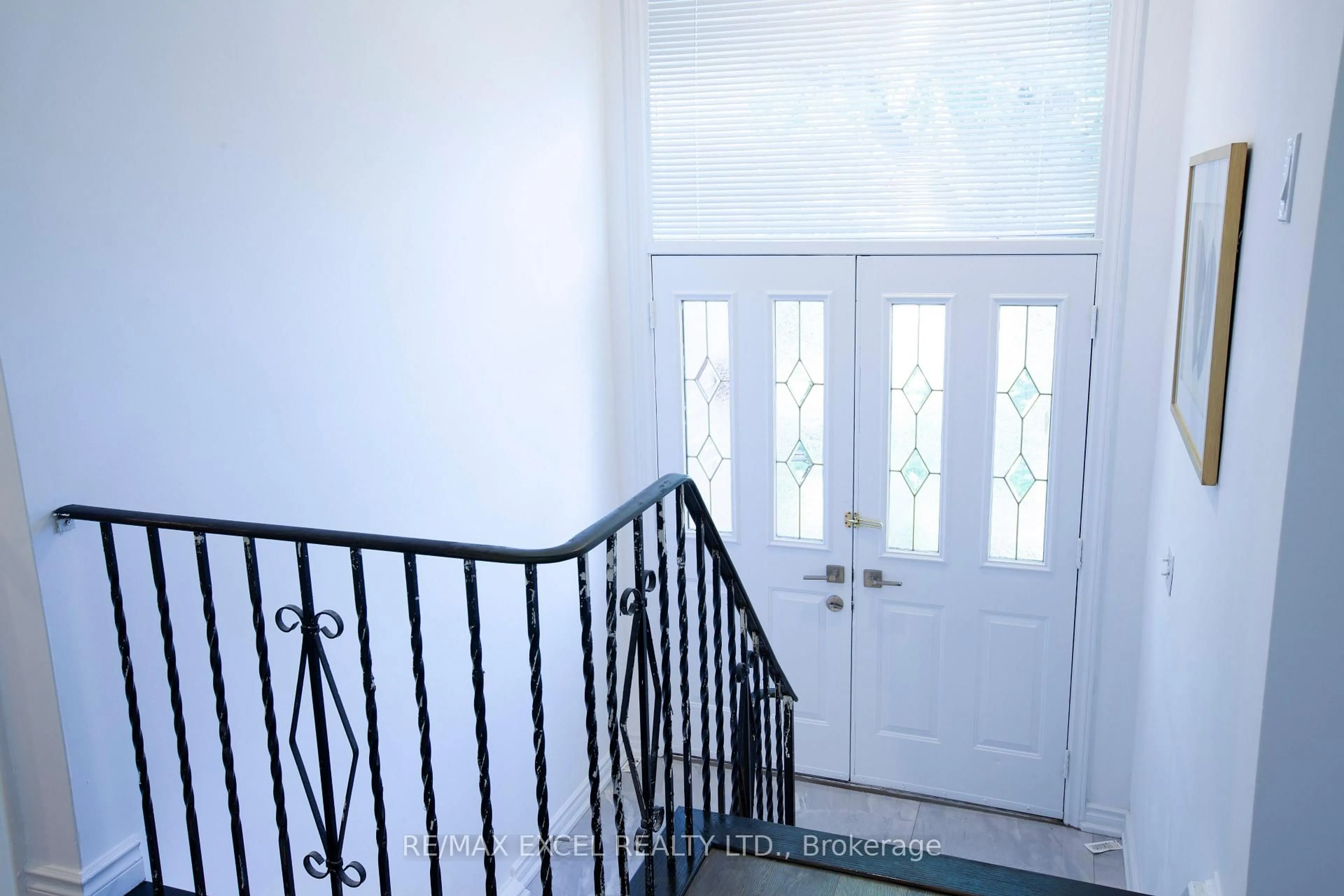 Indoor foyer for 33 Alanadale Ave, Markham Ontario L3P 1S4