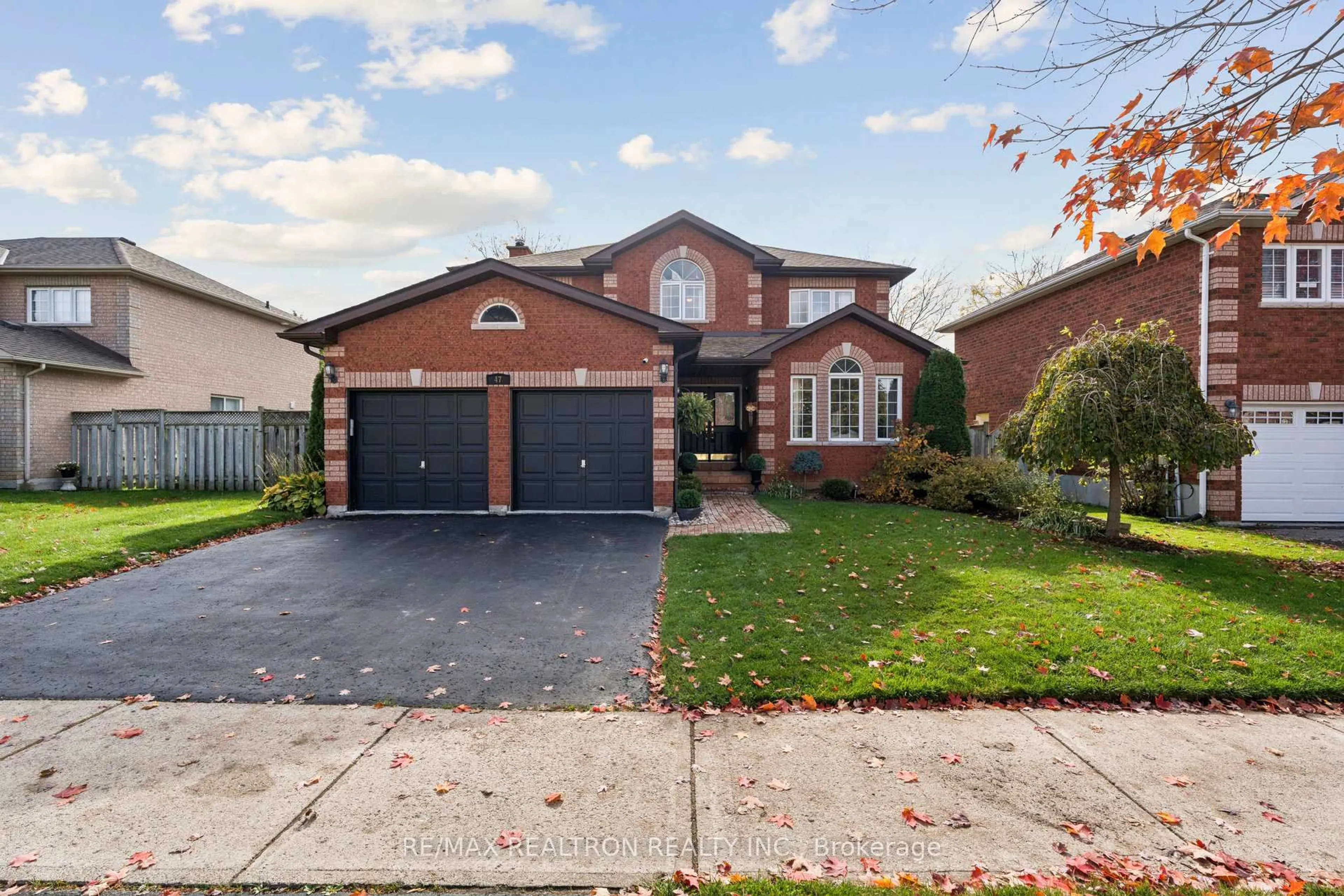 Home with brick exterior material, street for 47 AMBERVIEW Dr, Georgina Ontario L4P 3X8
