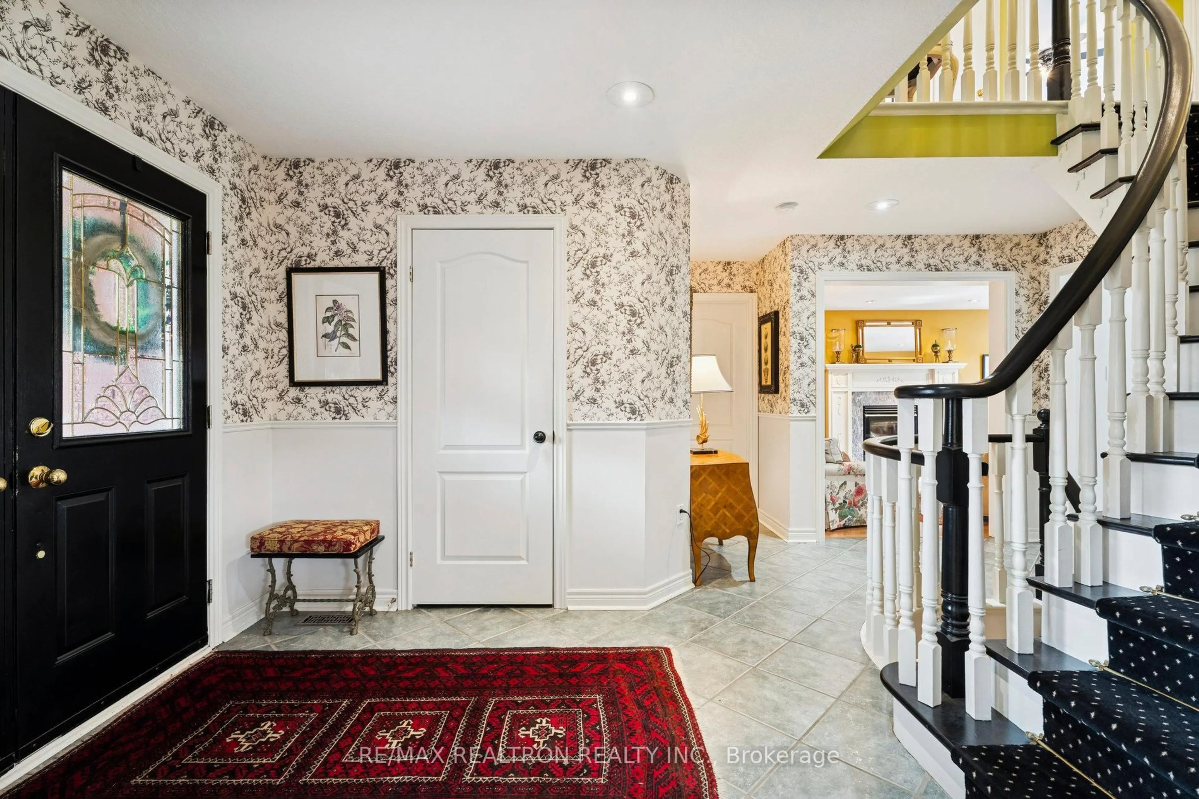 Indoor foyer for 47 AMBERVIEW Dr, Georgina Ontario L4P 3X8