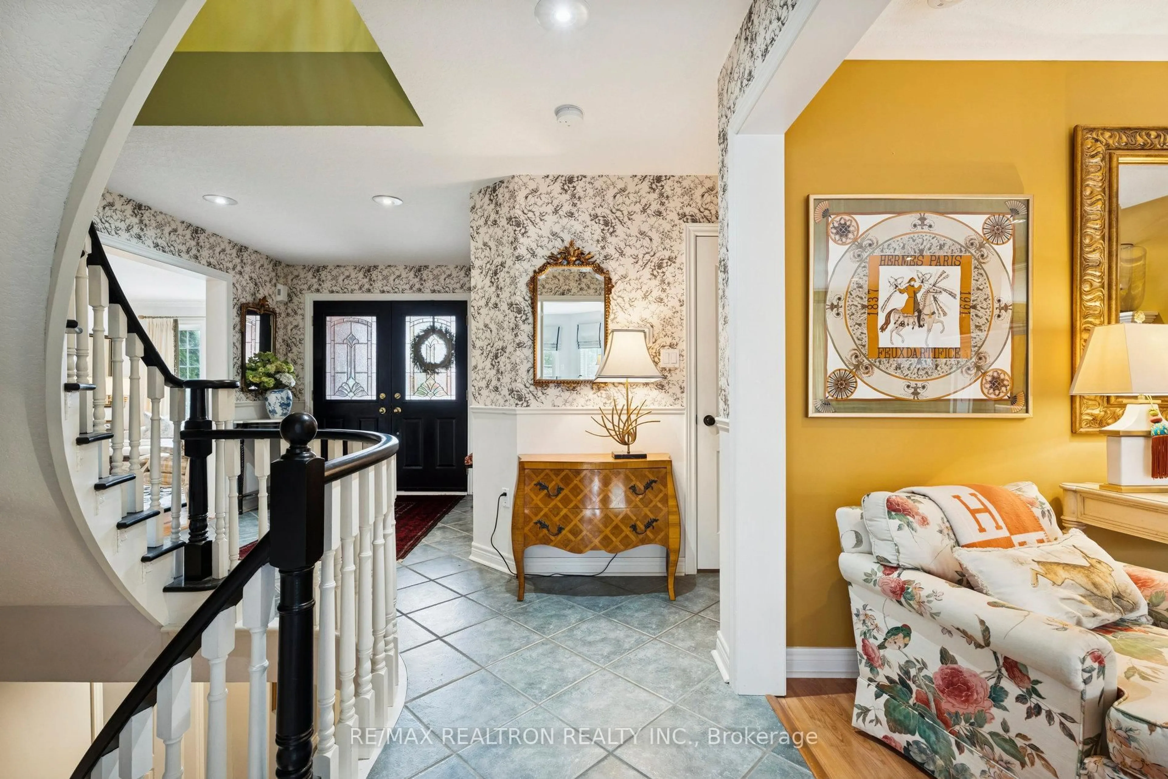 Indoor entryway for 47 AMBERVIEW Dr, Georgina Ontario L4P 3X8